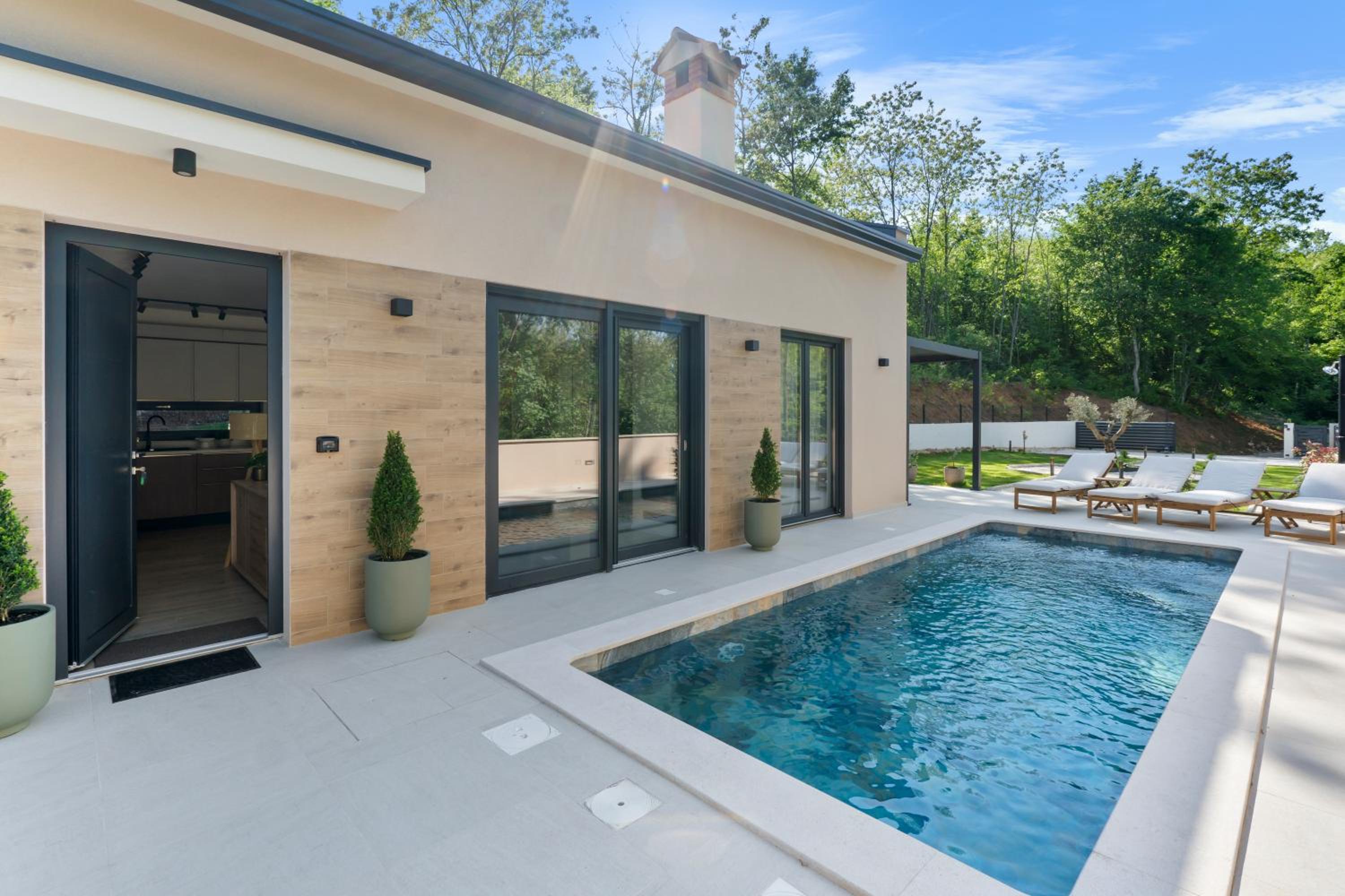 Charming Villa Harmonia with Heated pool and Indoor Jacuzzi surrounded by nature
