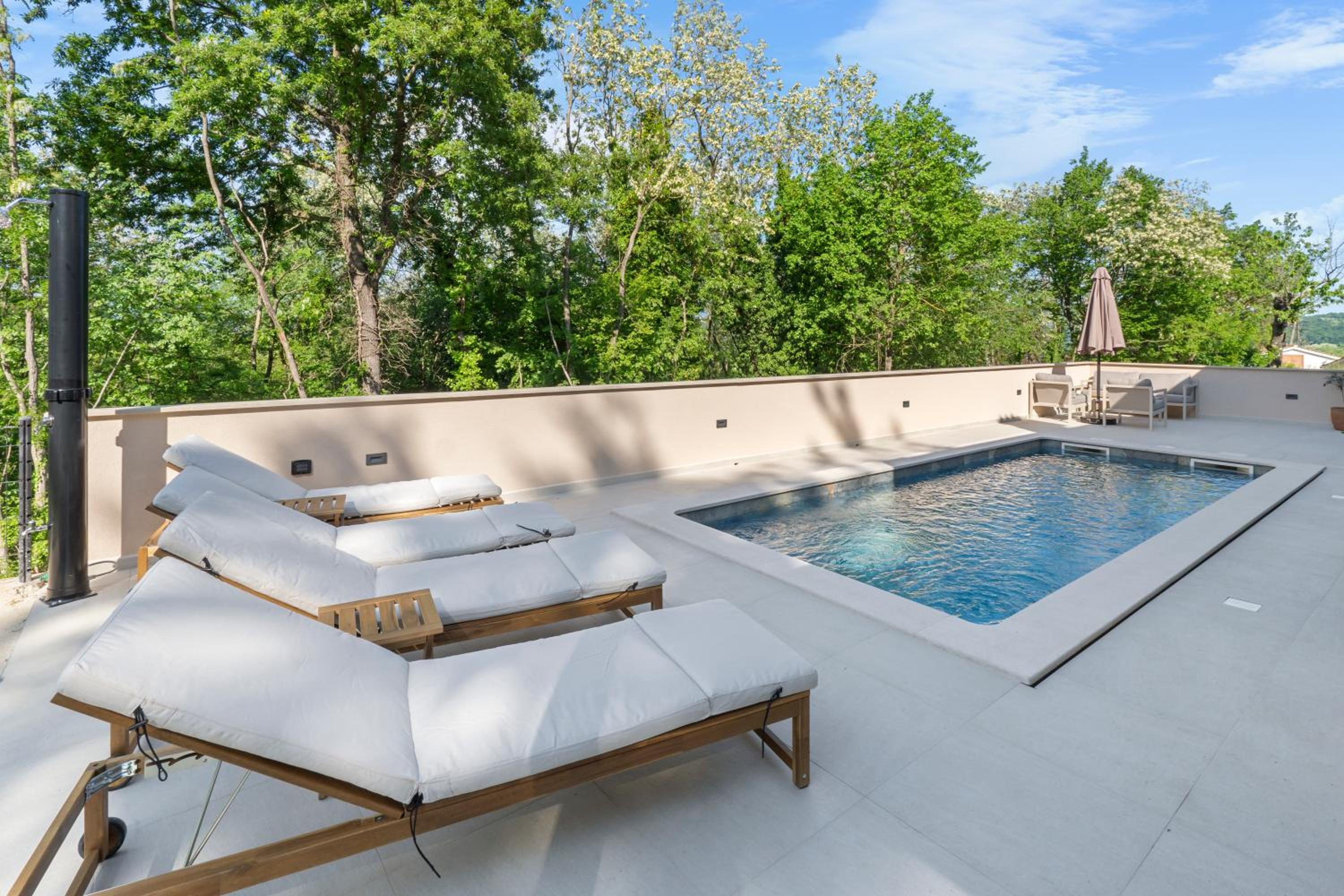 Charming Villa Harmonia with Heated pool and Indoor Jacuzzi surrounded by nature