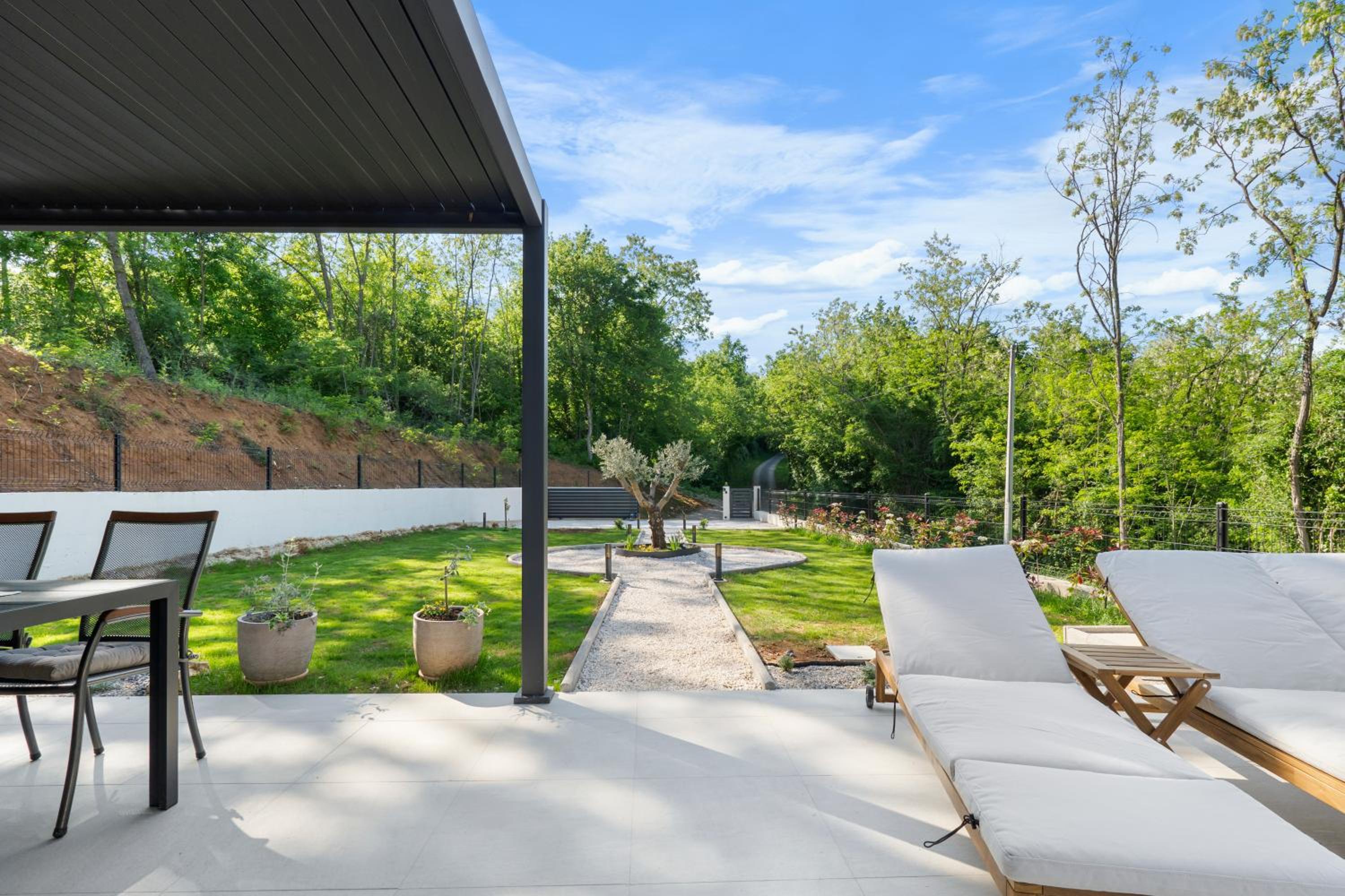 Charming Villa Harmonia with Heated pool and Indoor Jacuzzi surrounded by nature