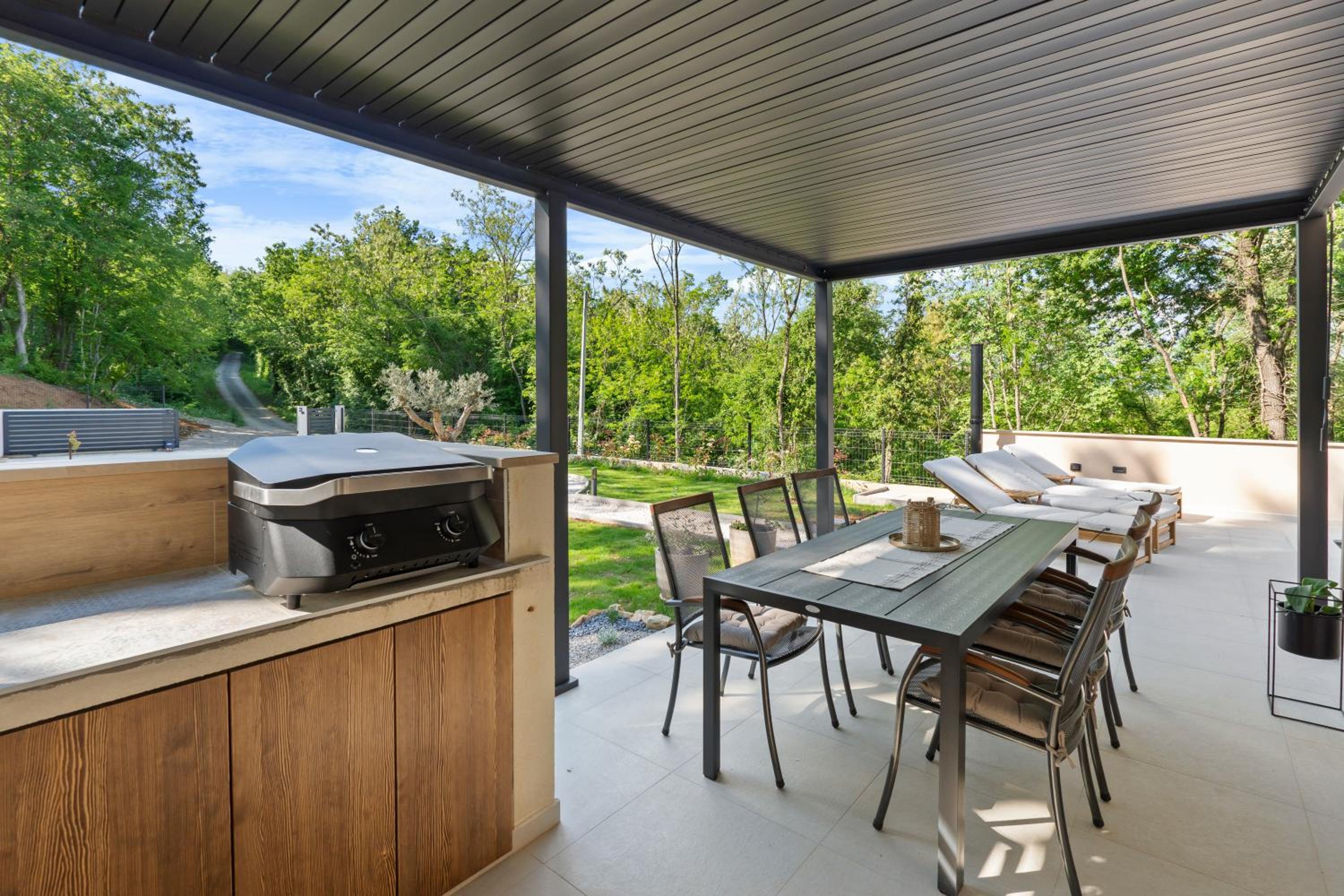 Charming Villa Harmonia with Heated pool and Indoor Jacuzzi surrounded by nature