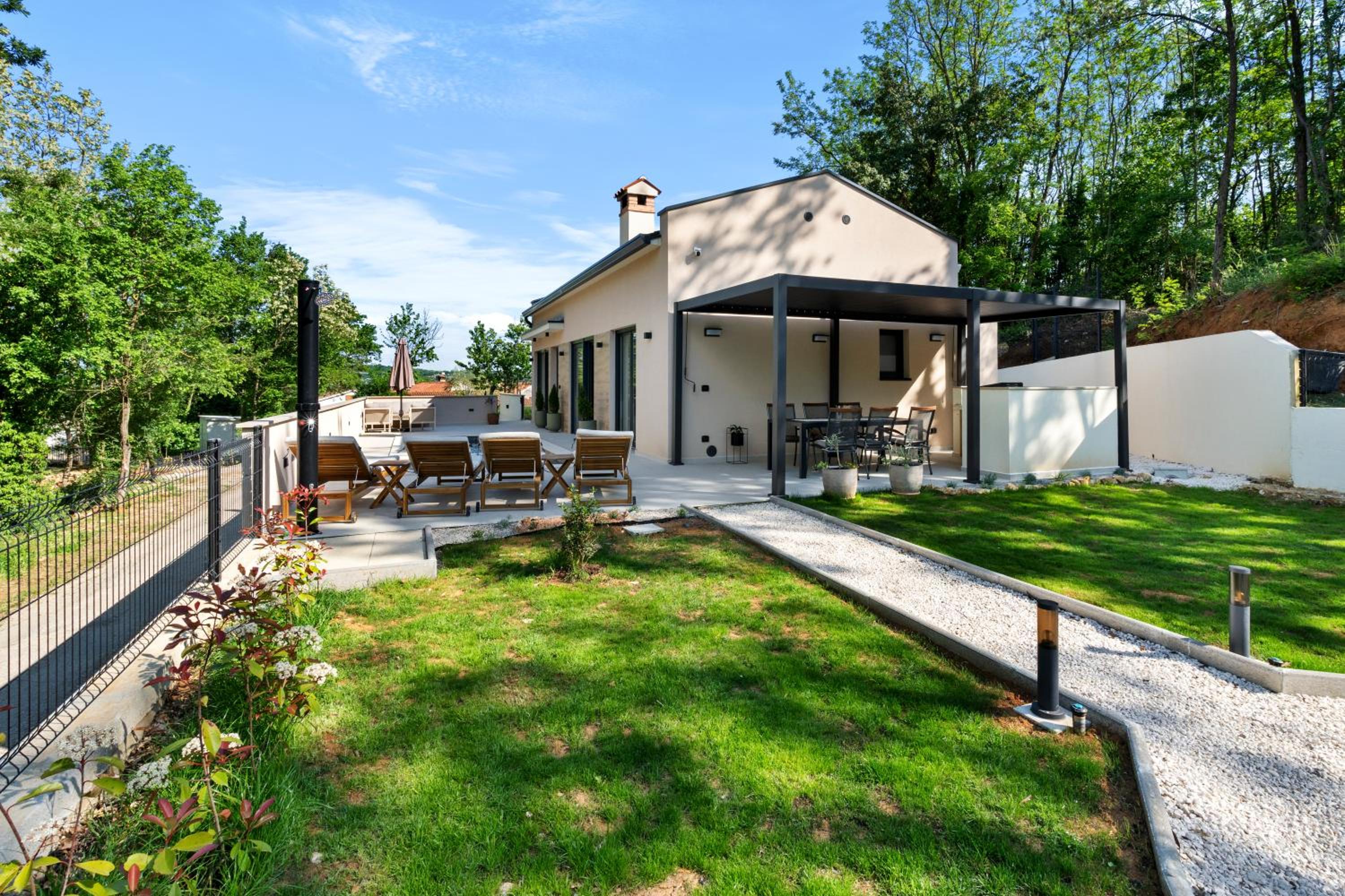 Charming Villa Harmonia with Heated pool and Indoor Jacuzzi surrounded by nature