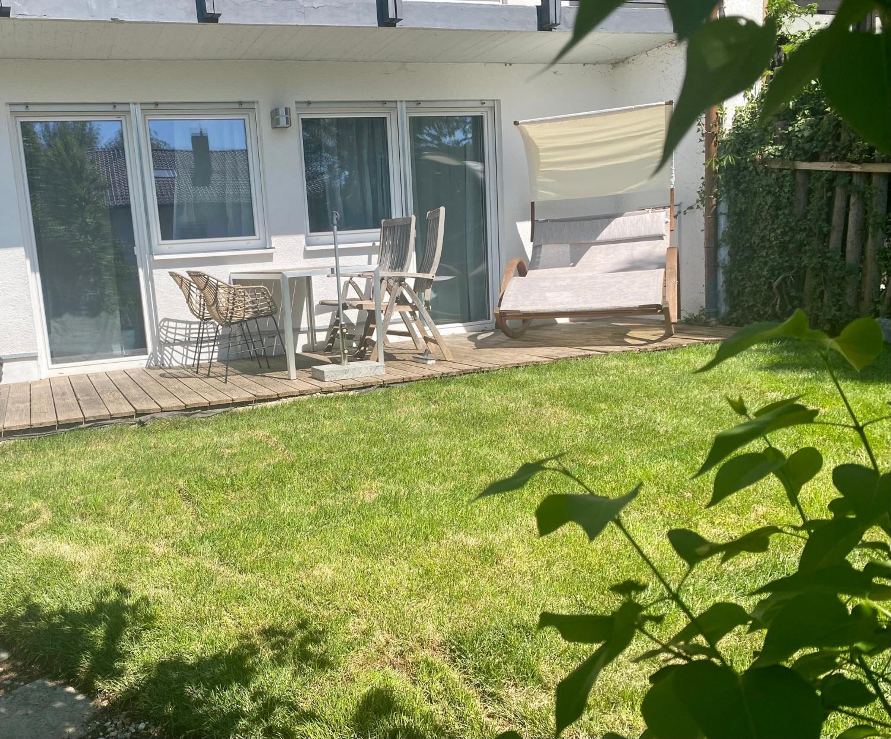 Gemütliche und voll ausgestatette 2 Zimmer Ferienwohnung am Wörthsee mit Terrasse, Grill, Schaukel, Doppelbett oder getrennte Betten fußläufig zu S-Bahn na