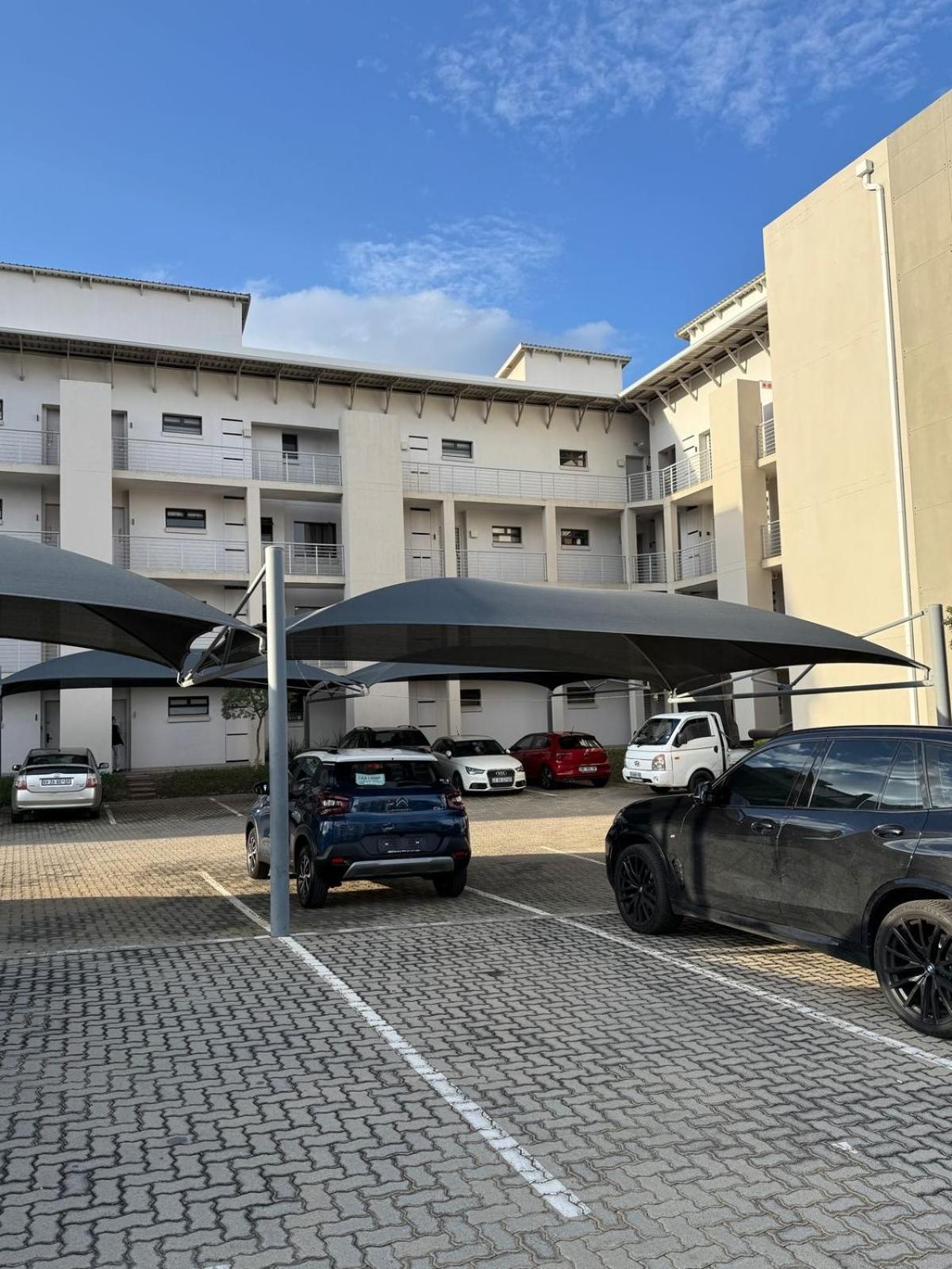 Broadacres apartment-work or play -swimming pool