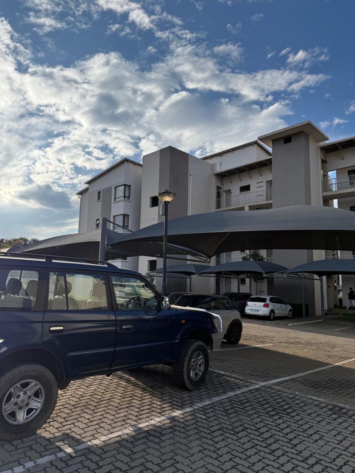 Broadacres apartment-work or play -swimming pool
