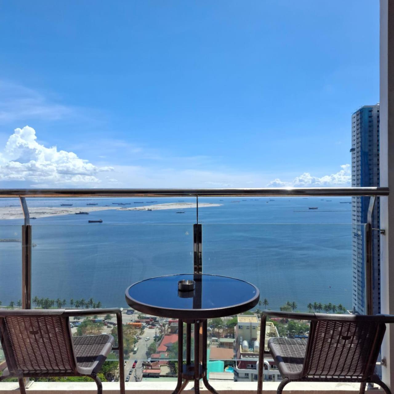 STAYLUXIA BOUTIQUE HOTEL MANILABAYVIEW - 1-5 BR Luxury and Superior Condos with, Balcony, Pool, Netflix & Gym- Housekeeping Available -