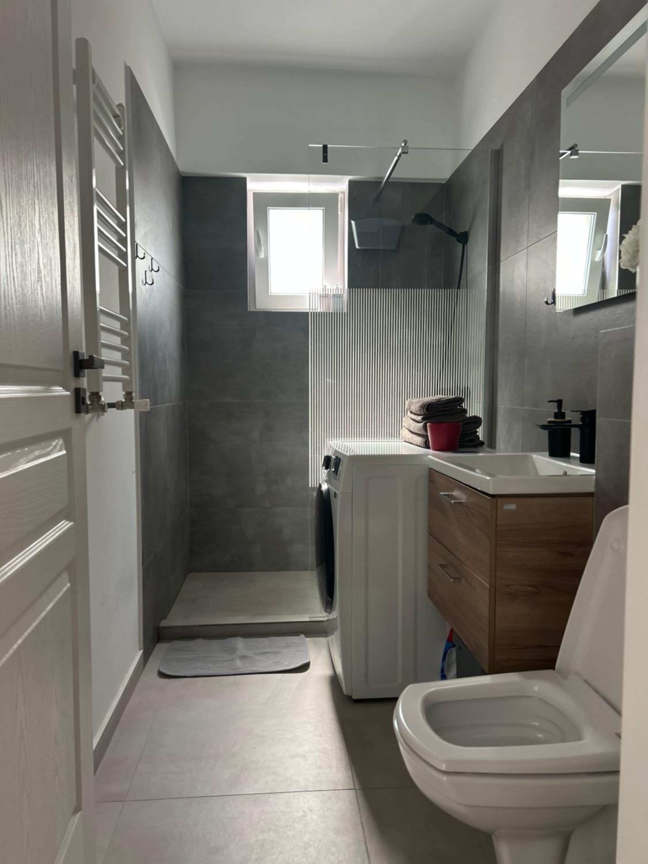 Yellow Dawn Modern Flat in Quiet Area with Garage Parking and Self Check-In