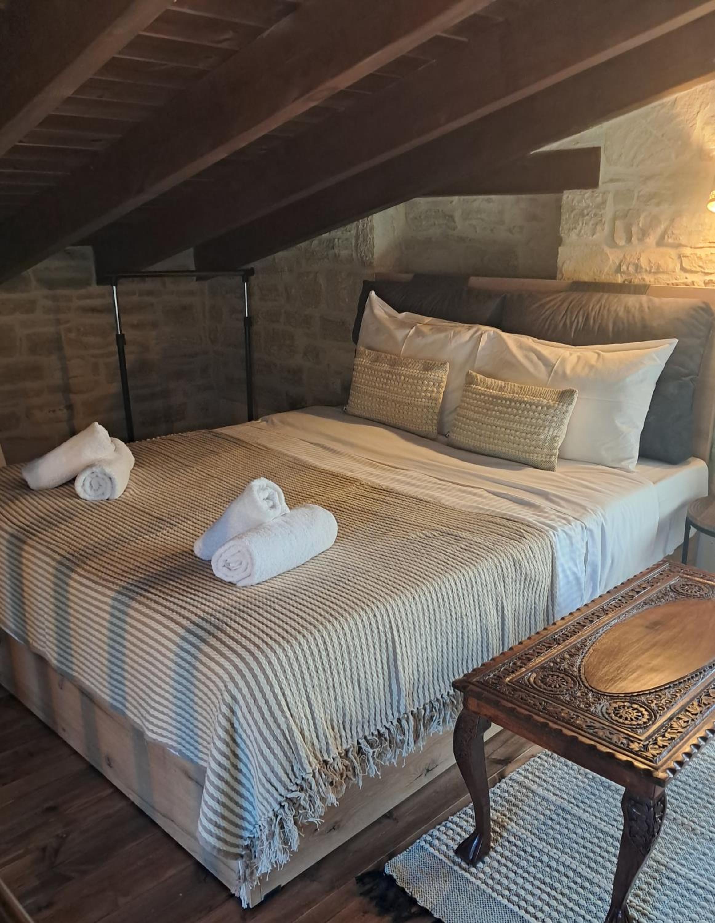 OLIVE LAND - ΓΗ ΤΗΣ ΕΛΙΑΣ / STONE VILLA.