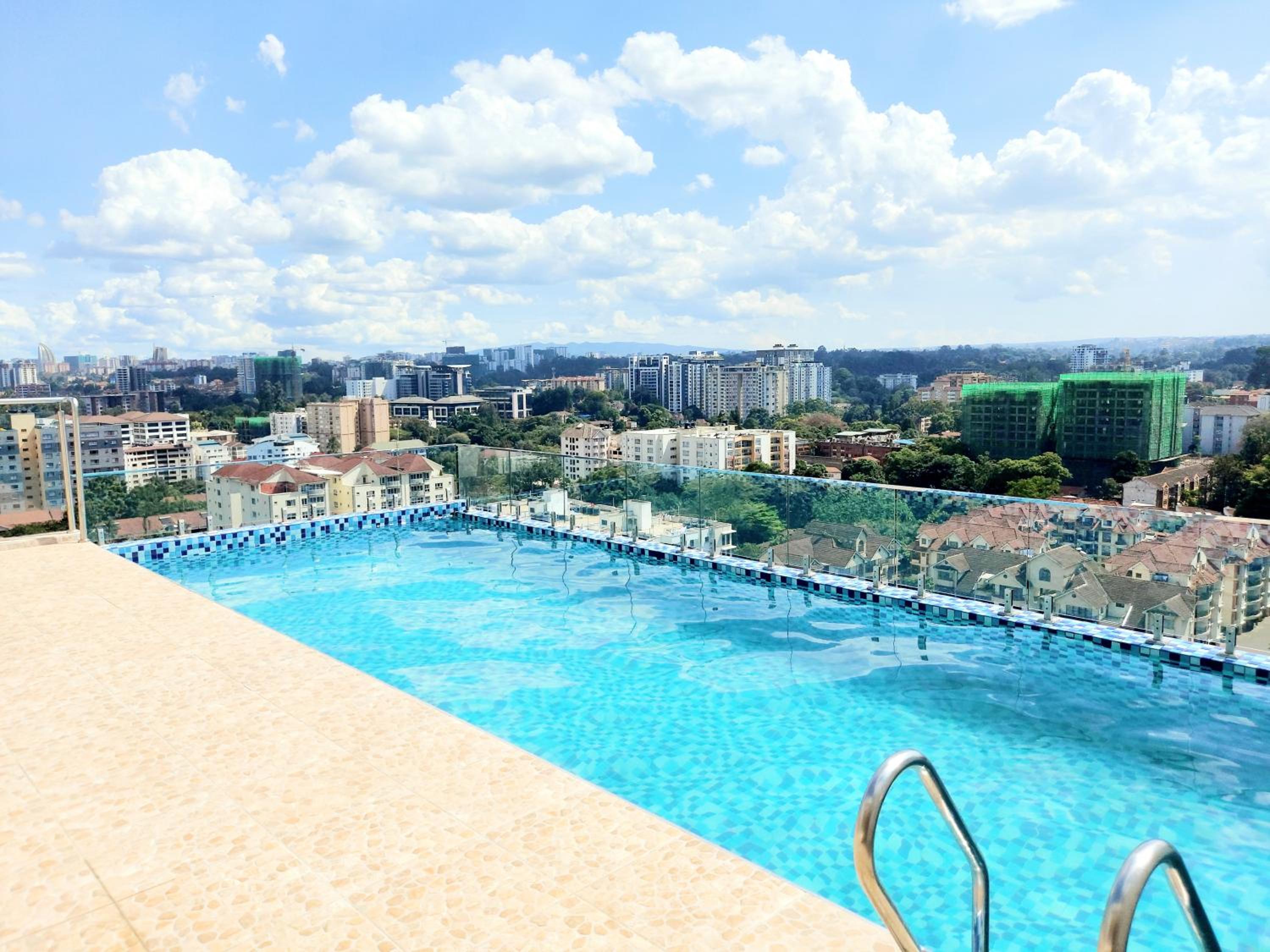 Modern 1 Bedroom in Westlands, AC, Pool, Gym & PS4