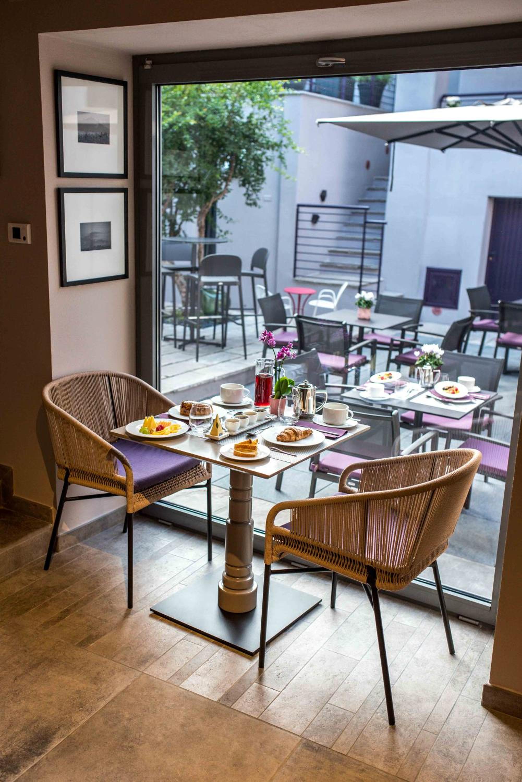 Uve Rooms & Wine Bar