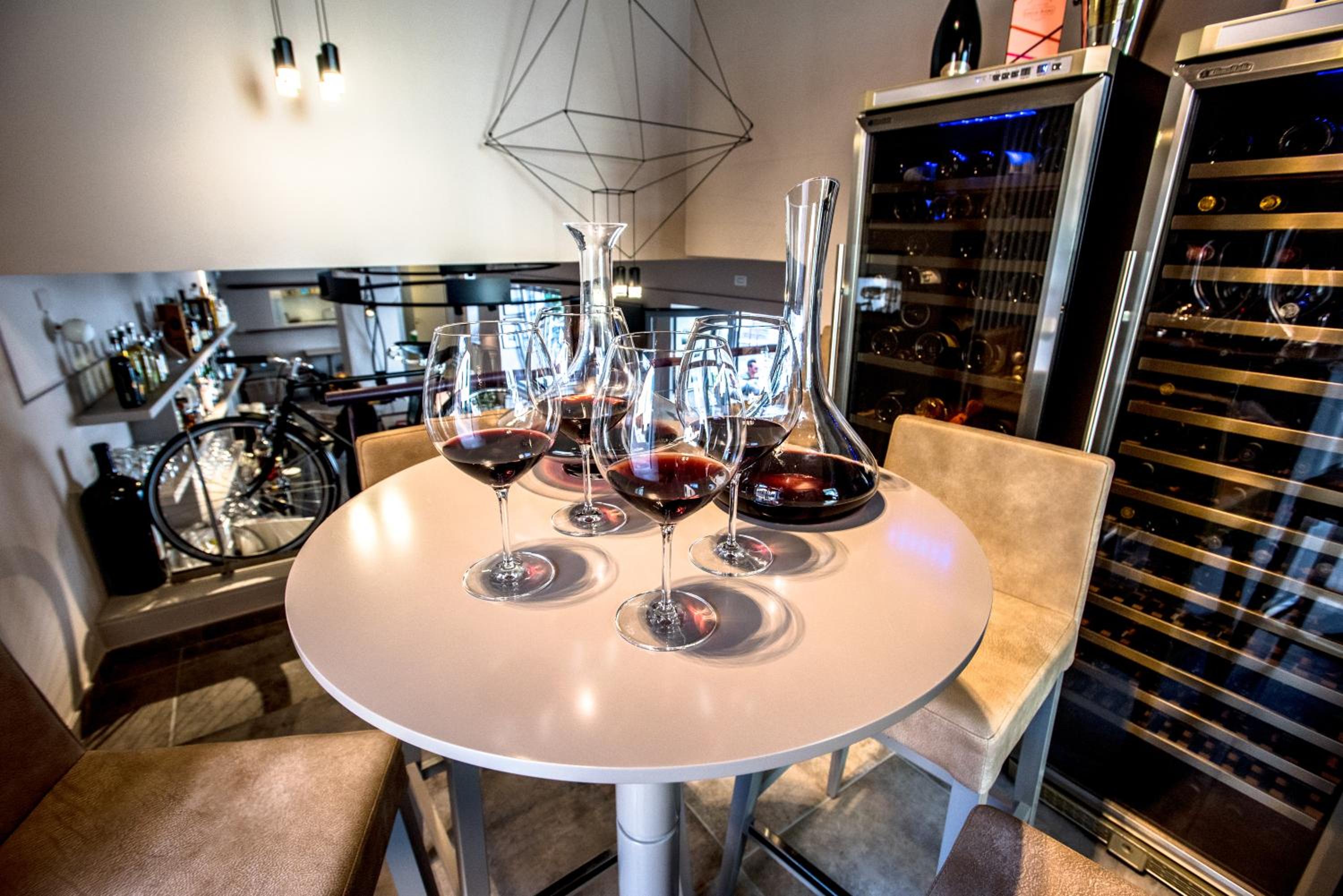 Uve Rooms & Wine Bar