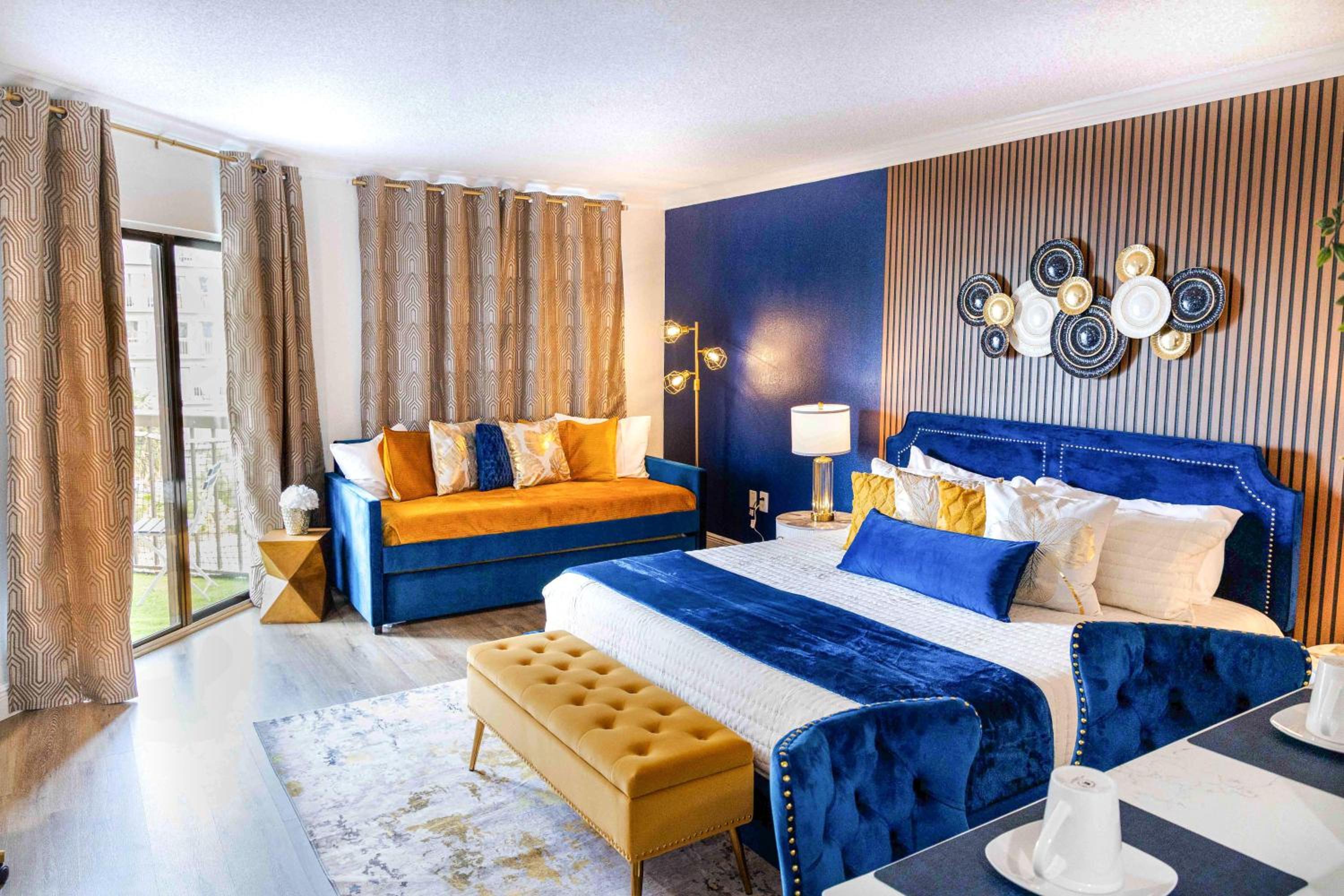 Luxury Lakeview Getaway 1 mile Universal Studios