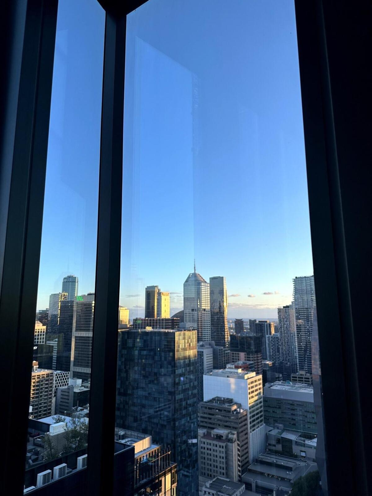 Lvl 42 2B1B Apartment with City Views - Central CBD Location