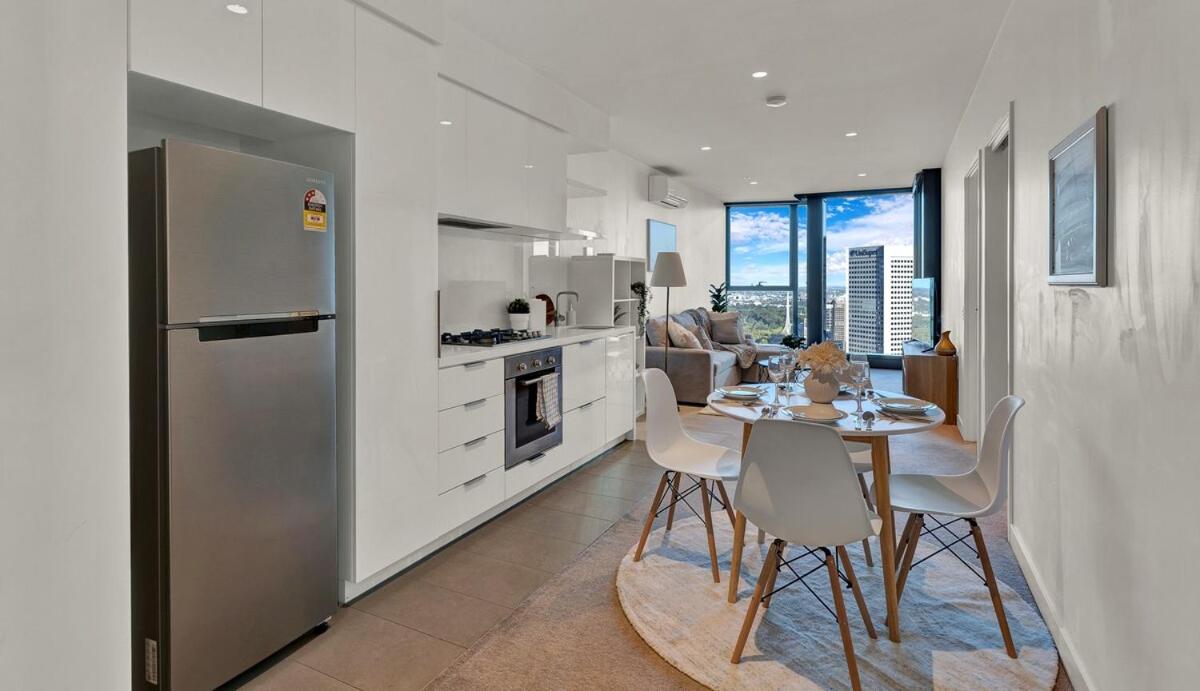 Lvl 42 2B1B Apartment with City Views - Central CBD Location