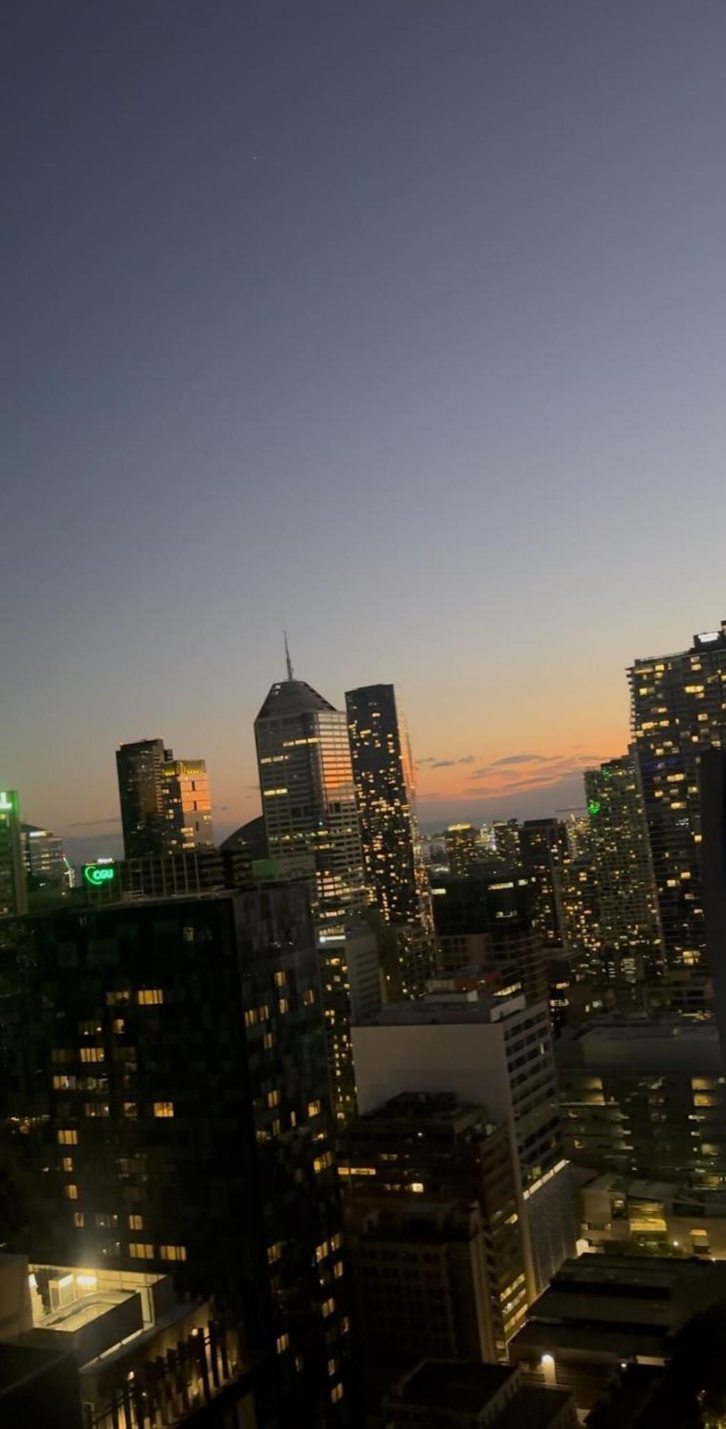 Lvl 42 2B1B Apartment with City Views - Central CBD Location