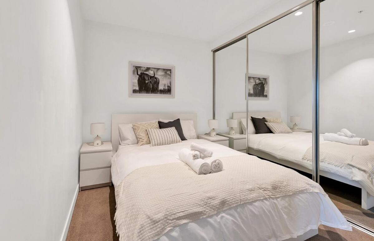 Lvl 42 2B1B Apartment with City Views - Central CBD Location