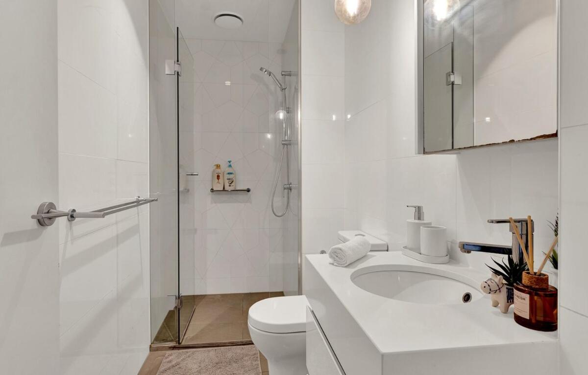 Lvl 42 2B1B Apartment with City Views - Central CBD Location