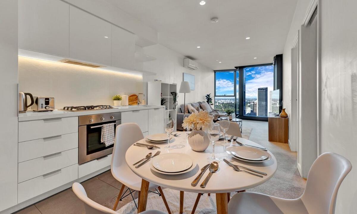 Lvl 42 2B1B Apartment with City Views - Central CBD Location