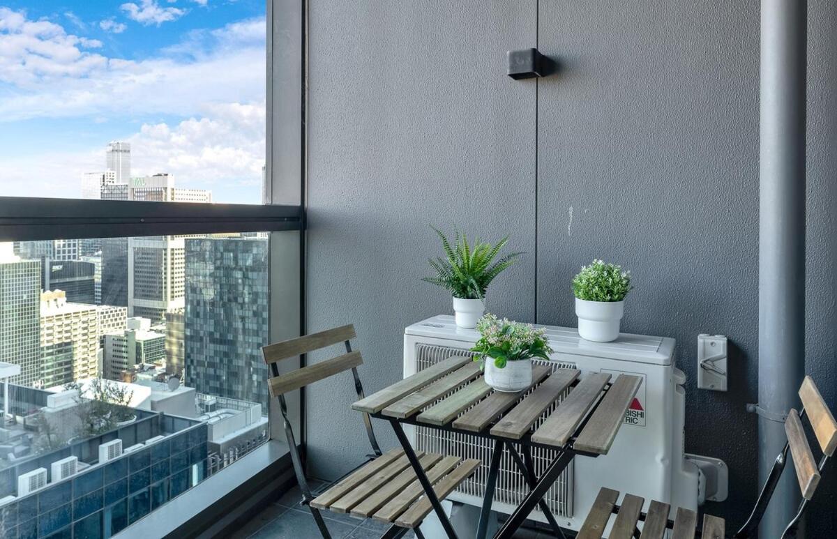 Lvl 42 2B1B Apartment with City Views - Central CBD Location