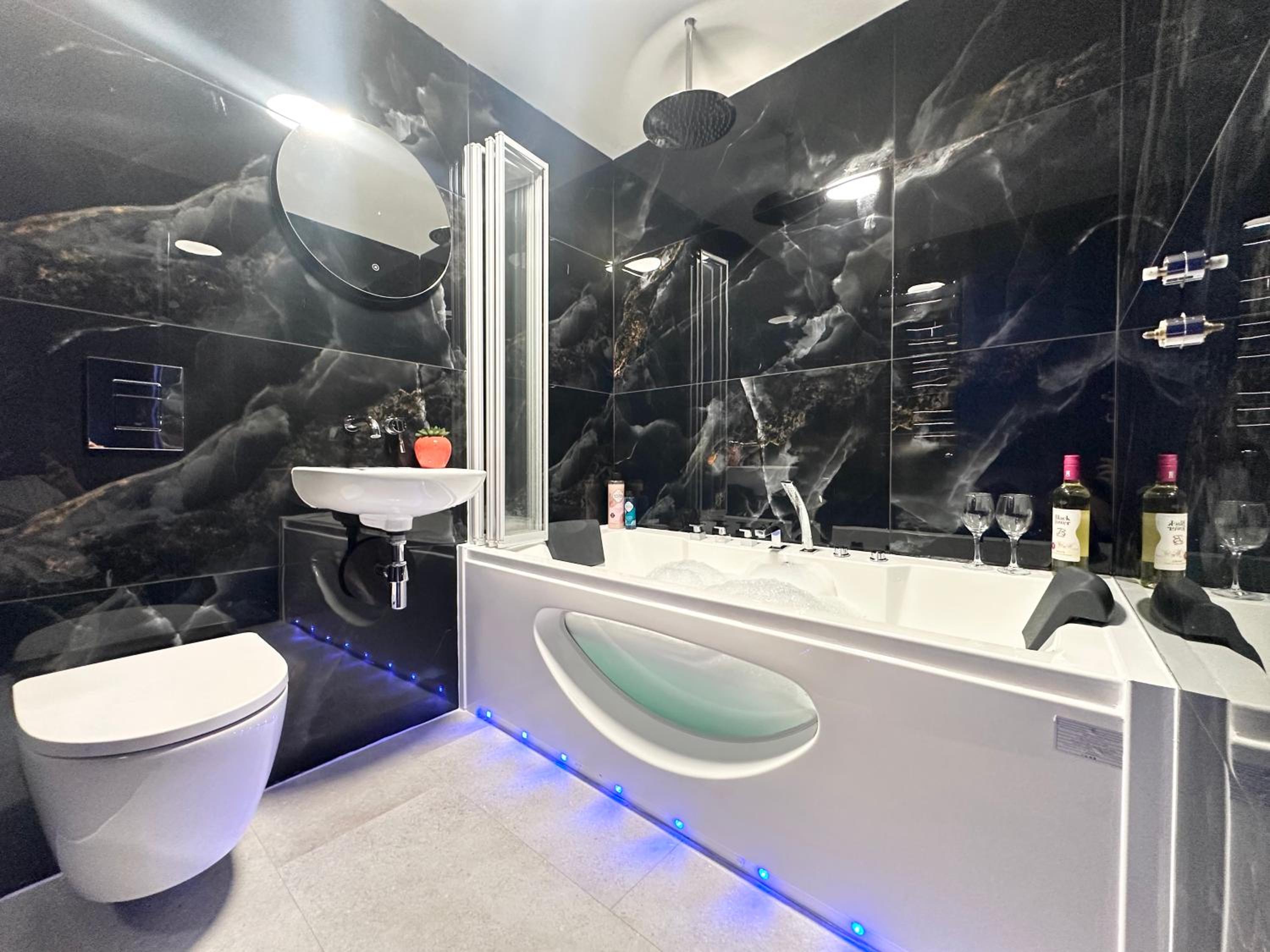 The Board Games Apartments - Brought to you by Coastline Retreats - Themed town centre apartments ALL WITH LUXURY 2 PERSON JACUZZI BATHS - 5 mins walk to t