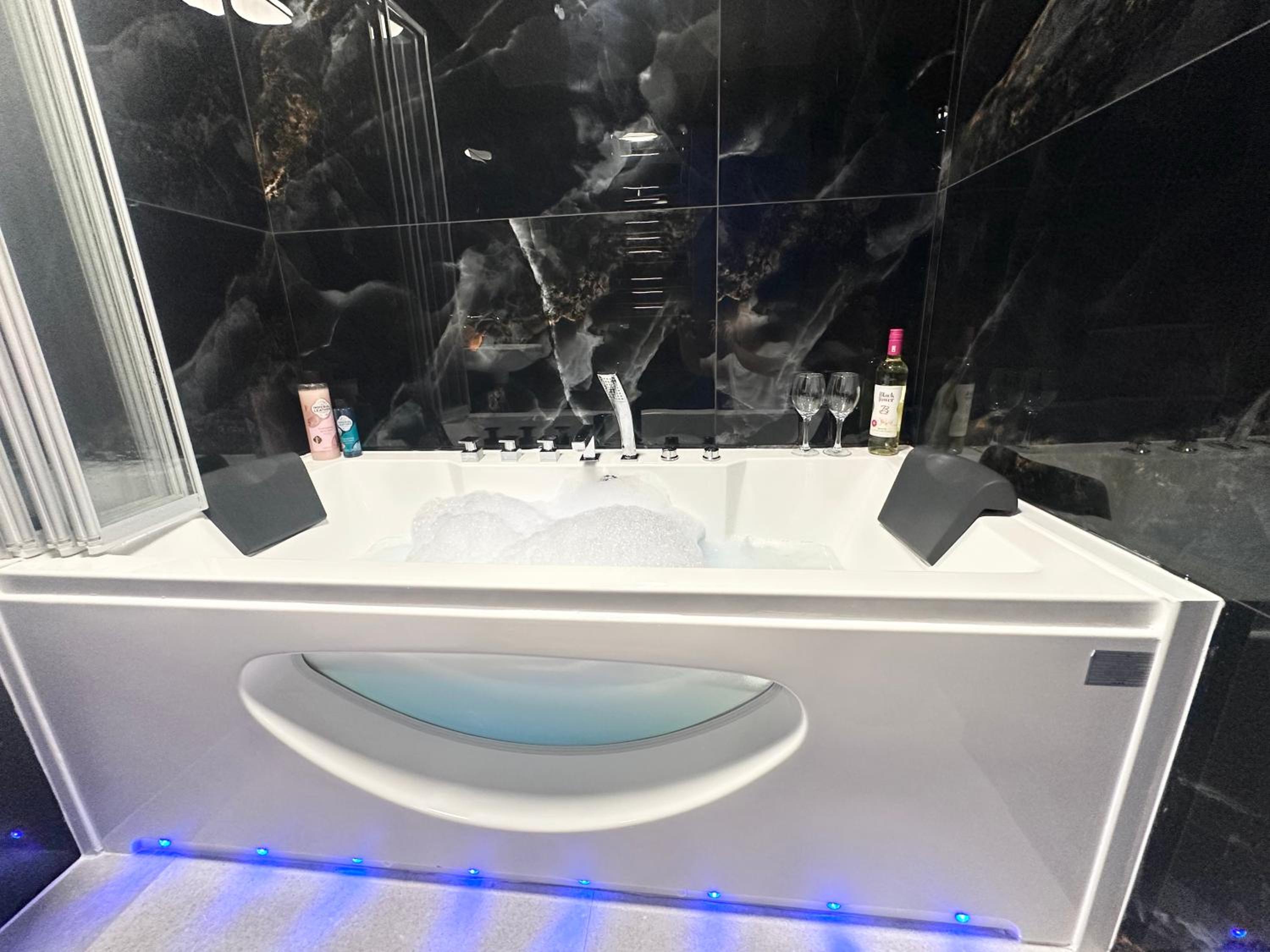 The Board Games Apartments - Brought to you by Coastline Retreats - Themed town centre apartments ALL WITH LUXURY 2 PERSON JACUZZI BATHS - 5 mins walk to t