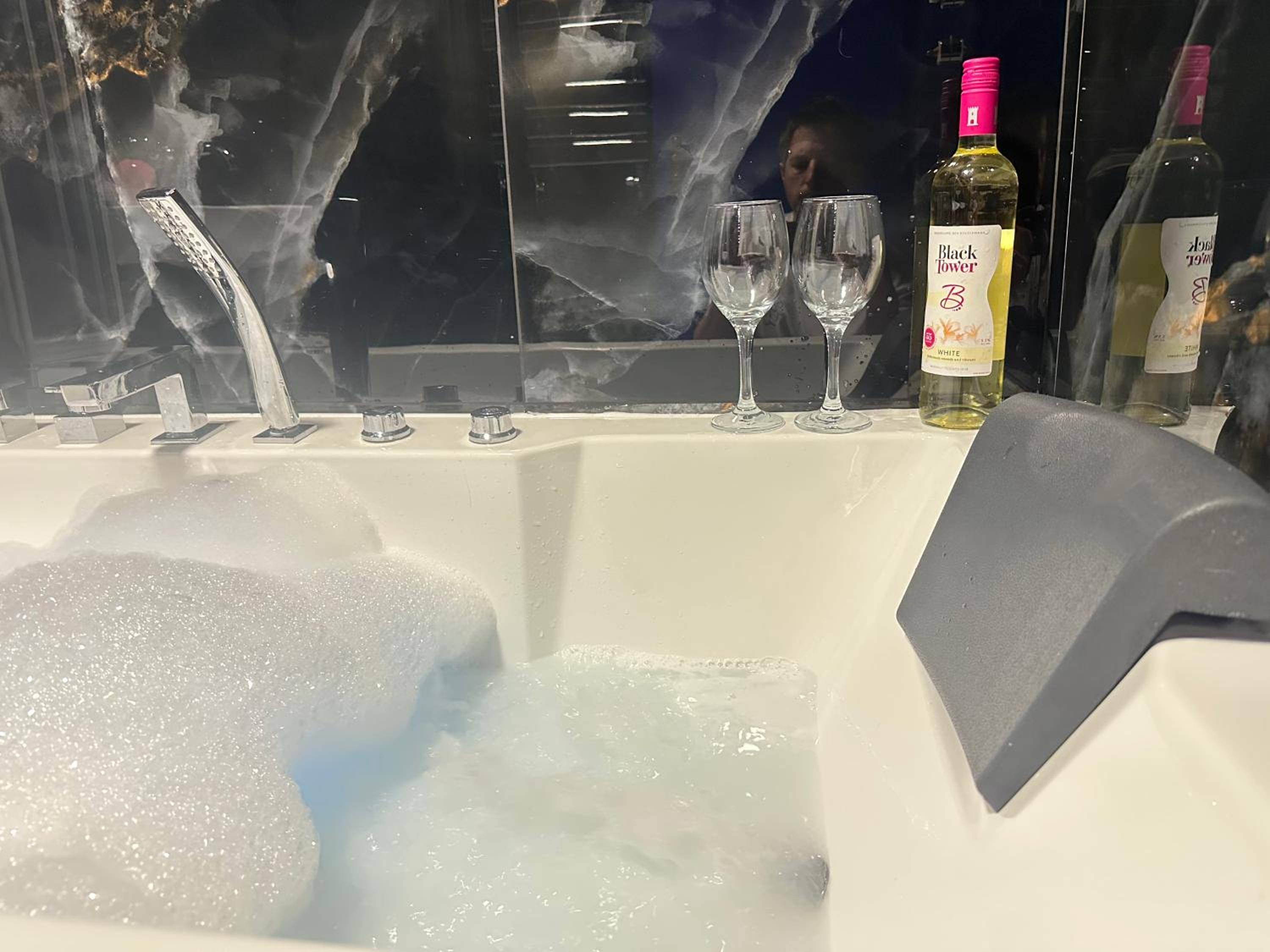 The Board Games Apartments - Brought to you by Coastline Retreats - Themed town centre apartments ALL WITH LUXURY 2 PERSON JACUZZI BATHS - 5 mins walk to t
