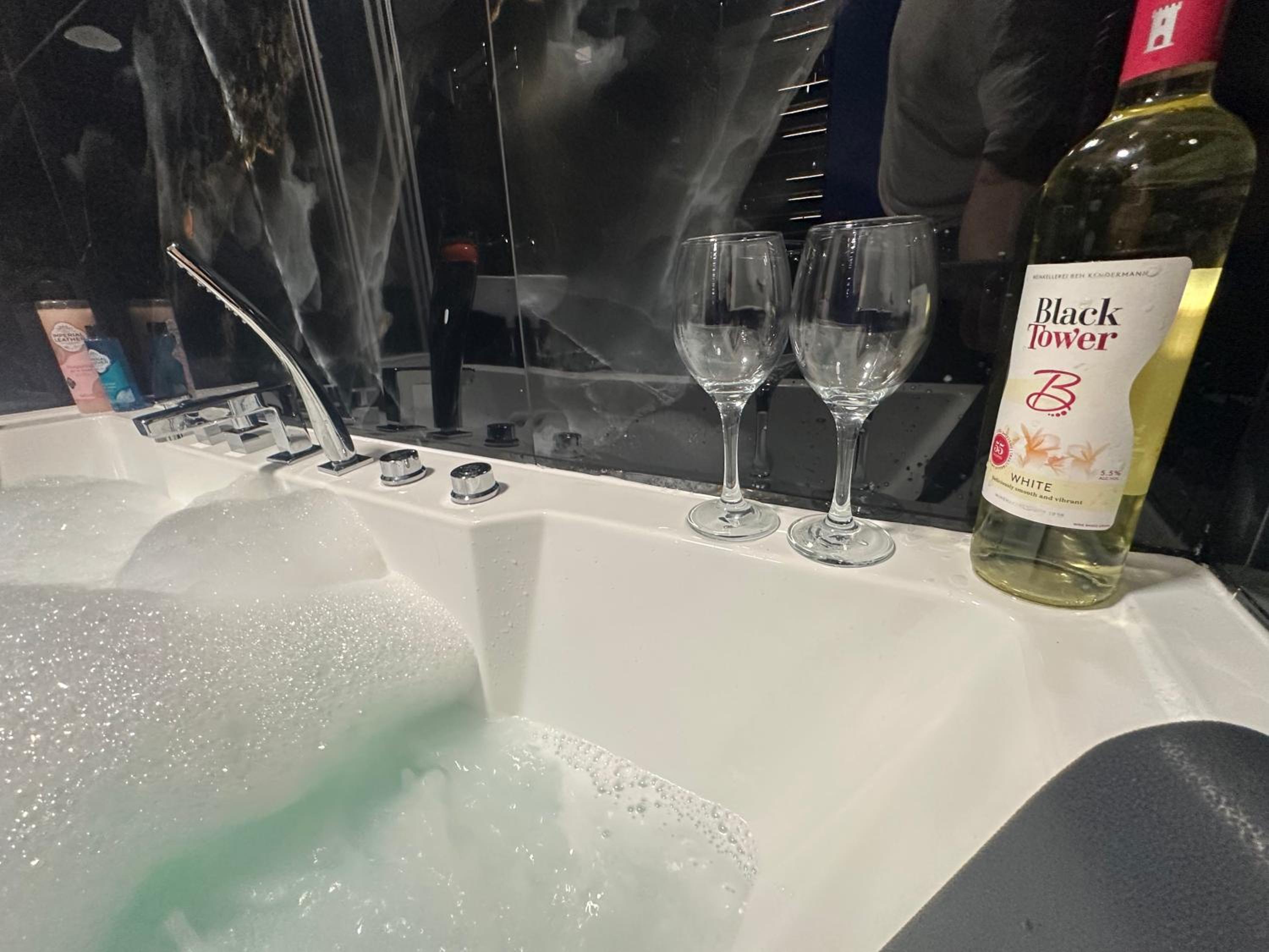 The Board Games Apartments - Brought to you by Coastline Retreats - Themed town centre apartments ALL WITH LUXURY 2 PERSON JACUZZI BATHS - 5 mins walk to t