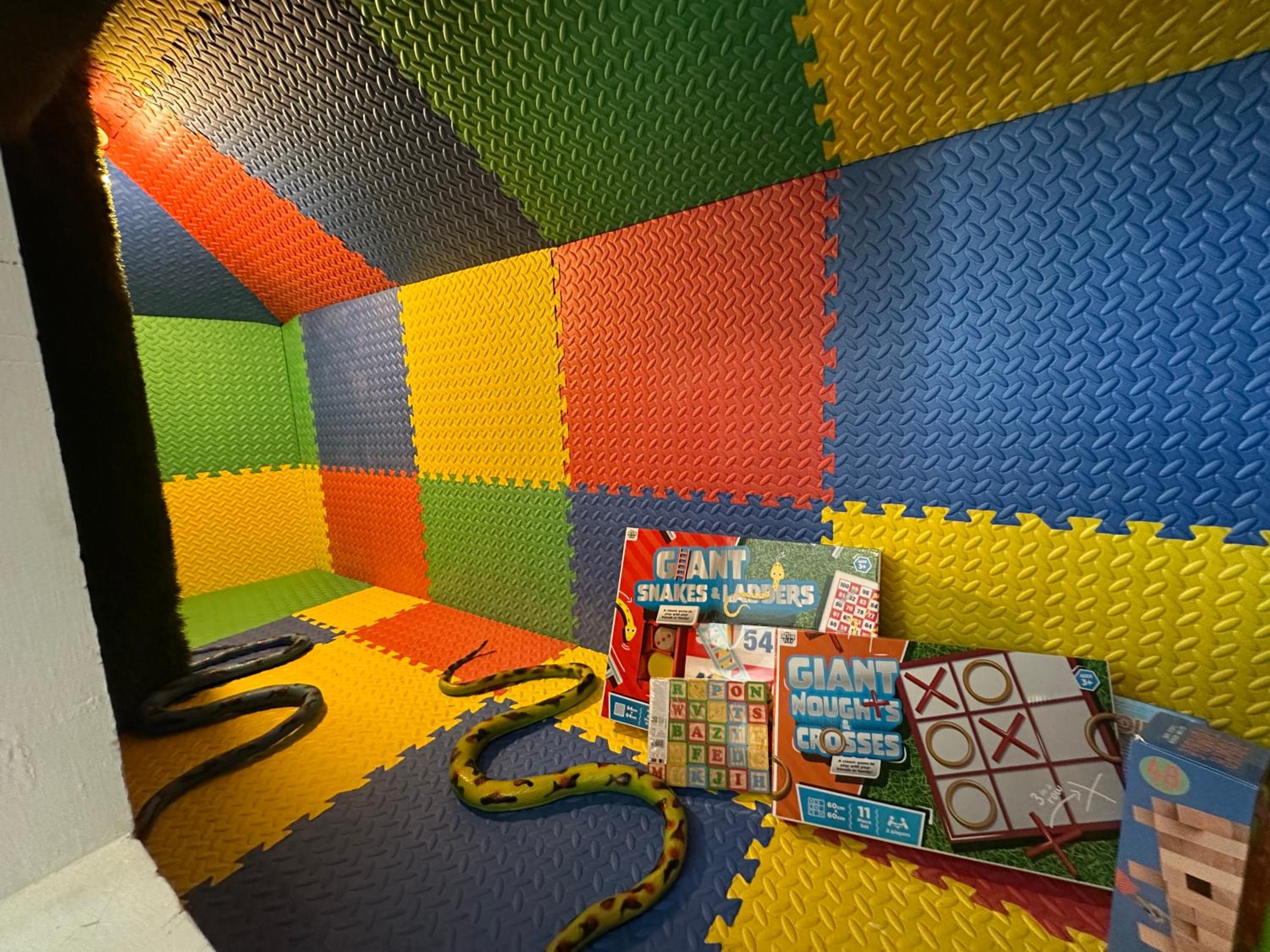 The Board Games Apartments - Brought to you by Coastline Retreats - Themed town centre apartments ALL WITH LUXURY 2 PERSON JACUZZI BATHS - 5 mins walk to t