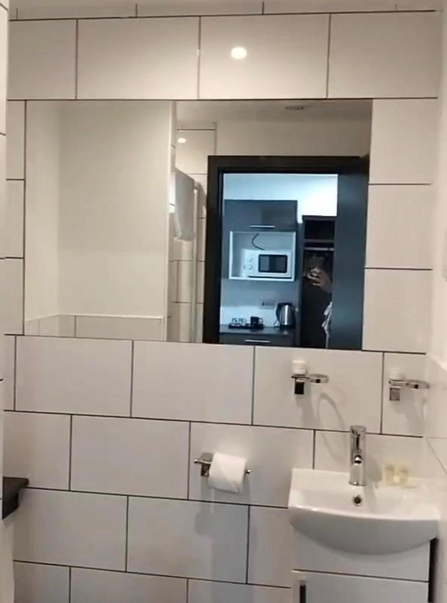 Studio - Sleeps 2 - Parking - Wifi