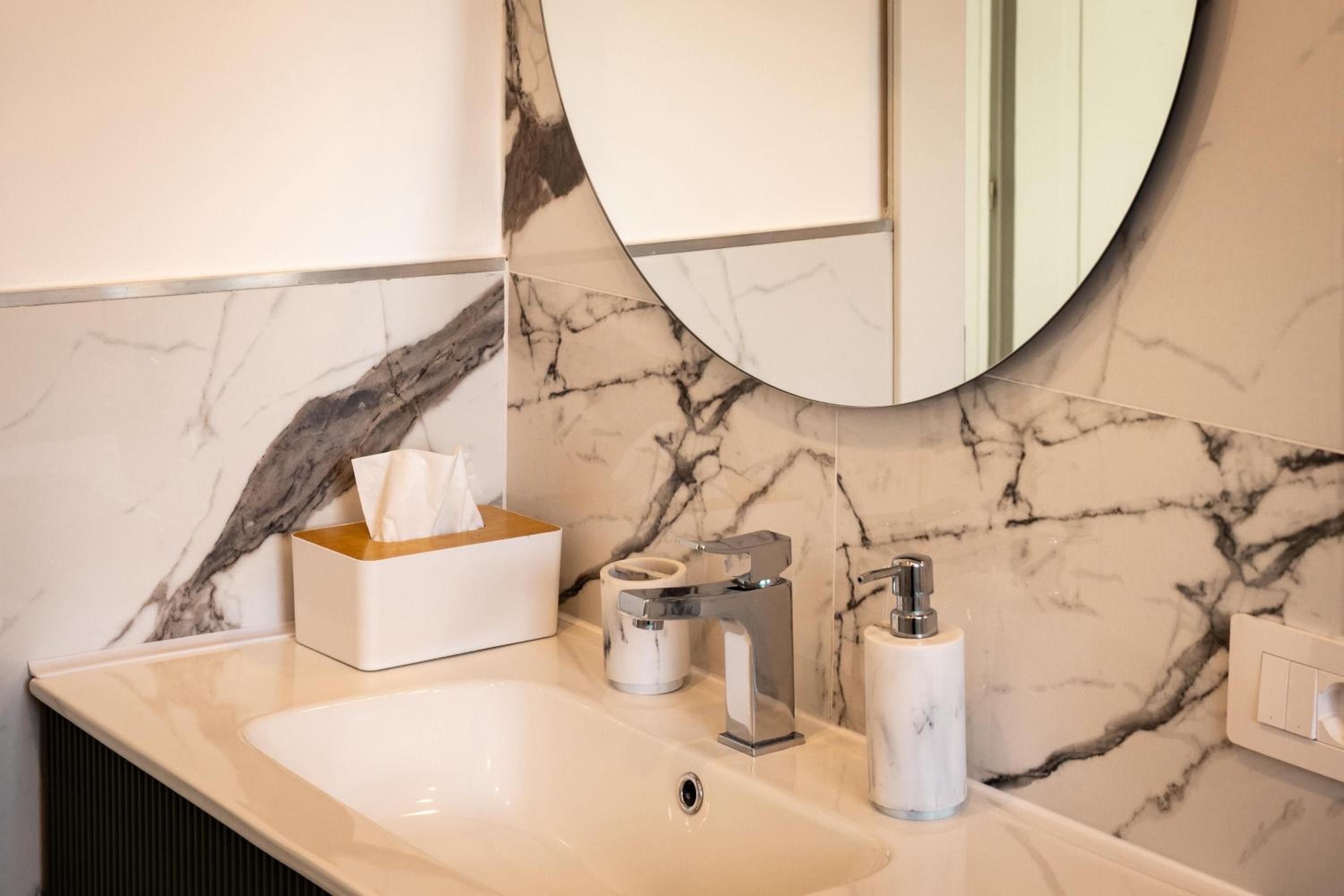 Upper San Pietro elegant flat on metro A with a view