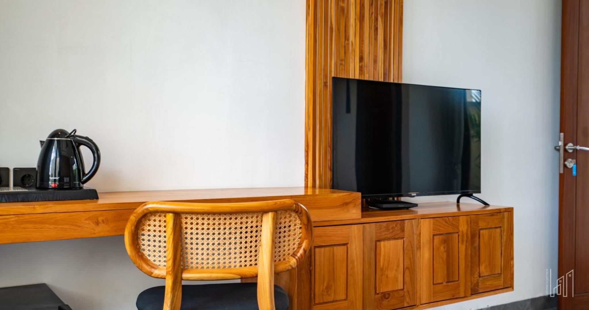 New Luxury 5BR Villa with Glass Infinity Pool in the Heart of Canggu