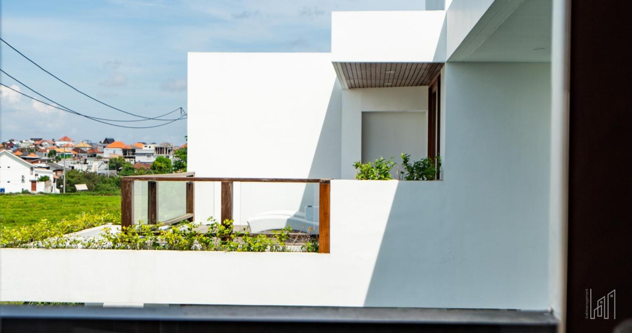 New Luxury 5BR Villa with Glass Infinity Pool in the Heart of Canggu