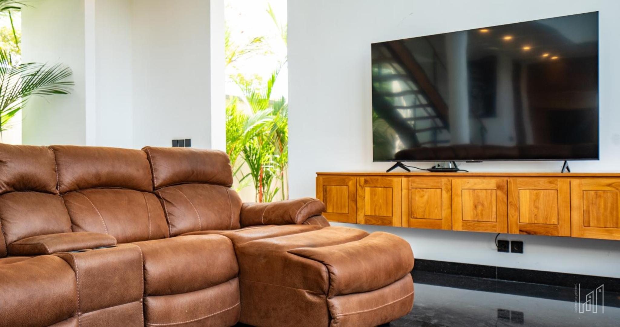 New Luxury 5BR Villa with Glass Infinity Pool in the Heart of Canggu