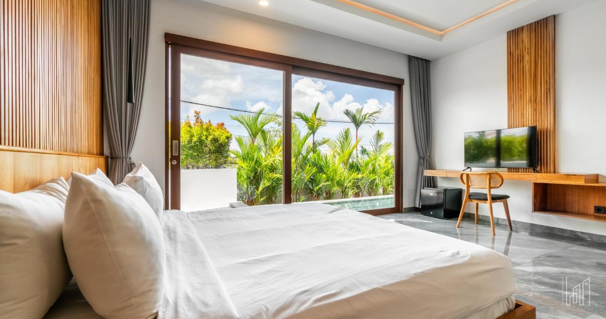 New Luxury 5BR Villa with Glass Infinity Pool in the Heart of Canggu
