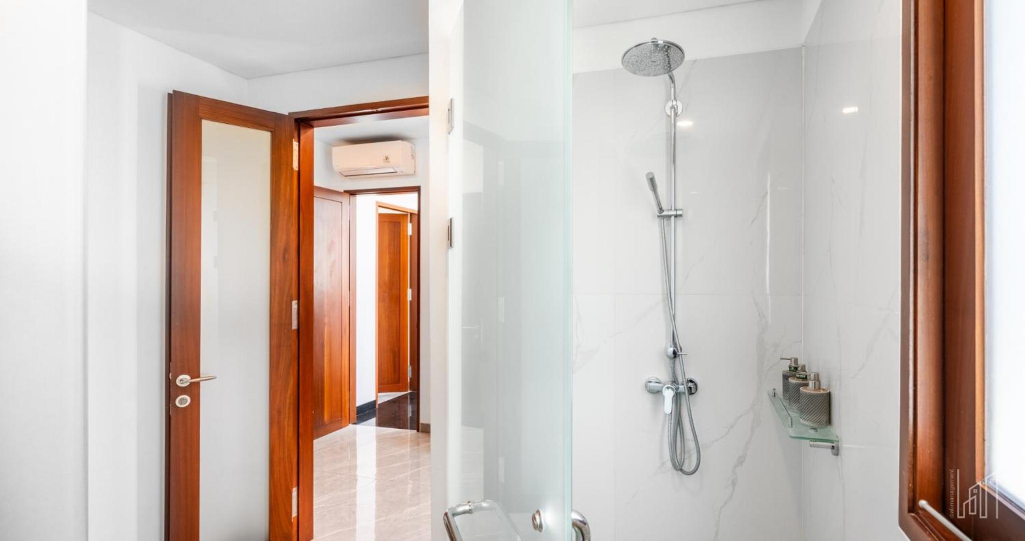 New Luxury 5BR Villa with Glass Infinity Pool in the Heart of Canggu