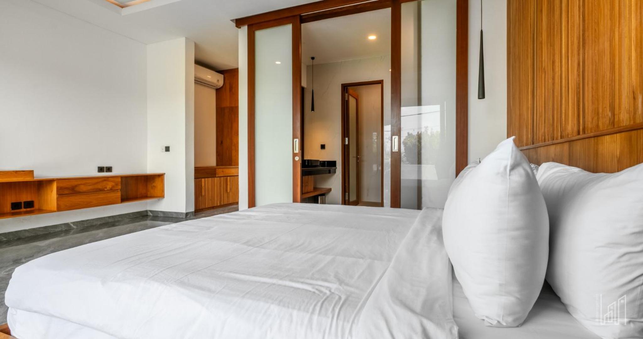 New Luxury 5BR Villa with Glass Infinity Pool in the Heart of Canggu