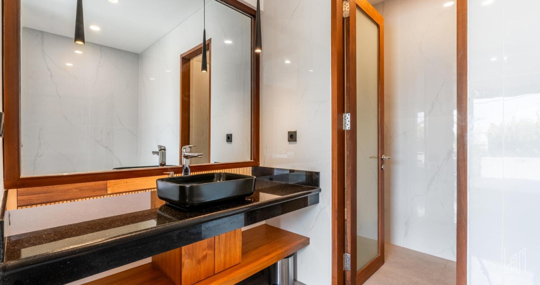 New Luxury 5BR Villa with Glass Infinity Pool in the Heart of Canggu