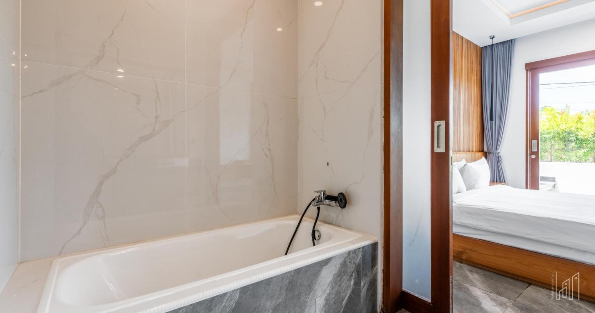 New Luxury 5BR Villa with Glass Infinity Pool in the Heart of Canggu