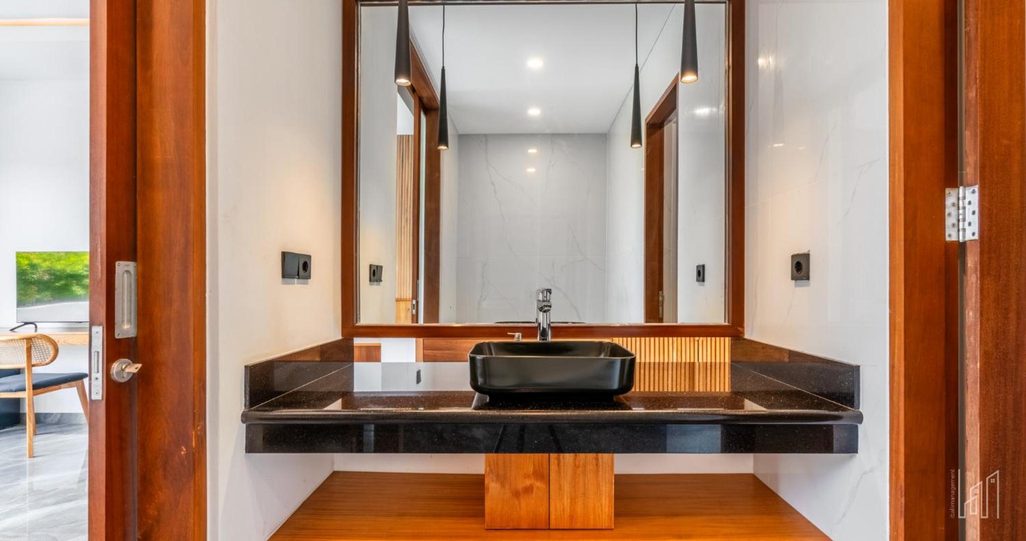 New Luxury 5BR Villa with Glass Infinity Pool in the Heart of Canggu