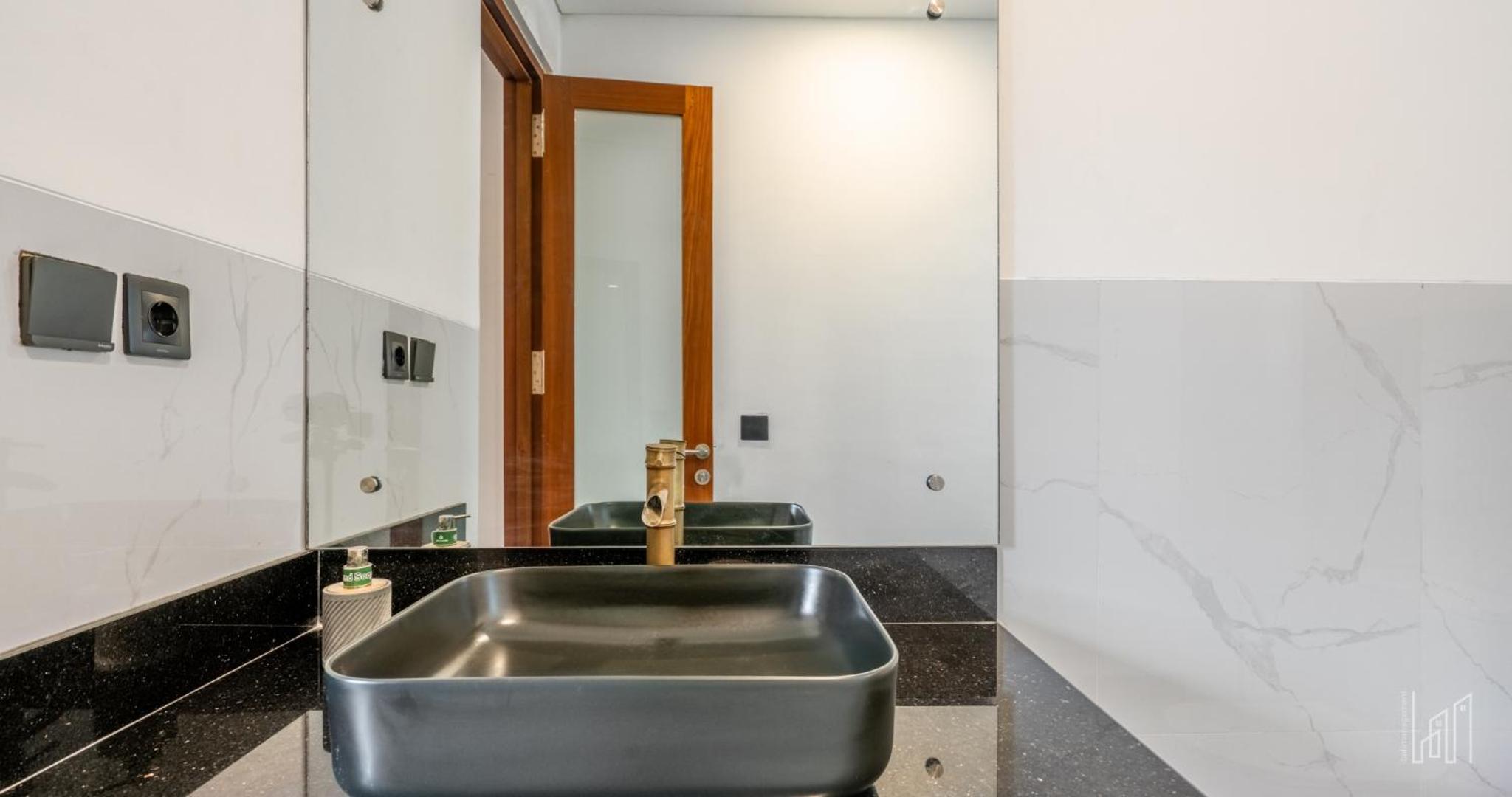 New Luxury 5BR Villa with Glass Infinity Pool in the Heart of Canggu
