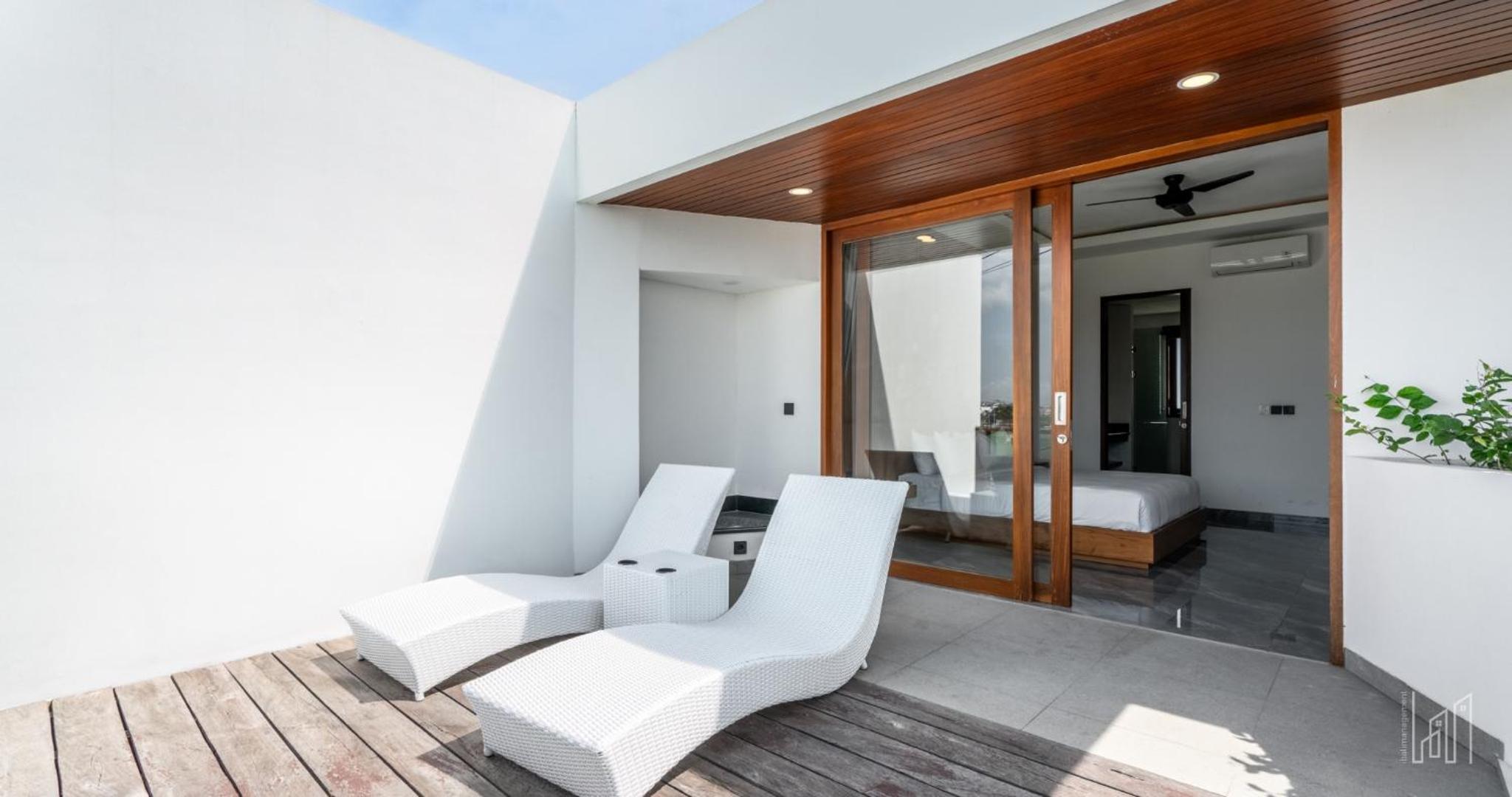 New Luxury 5BR Villa with Glass Infinity Pool in the Heart of Canggu