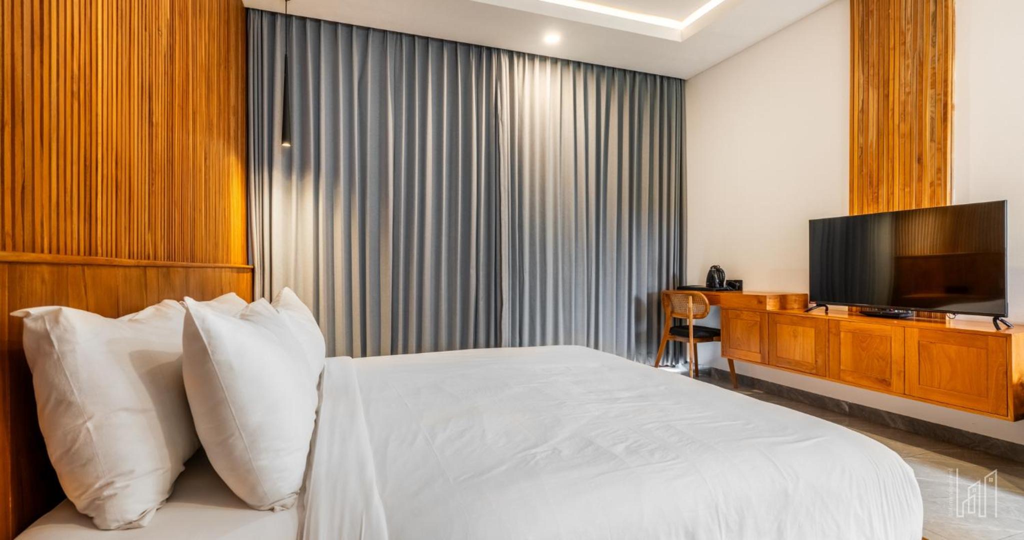New Luxury 5BR Villa with Glass Infinity Pool in the Heart of Canggu