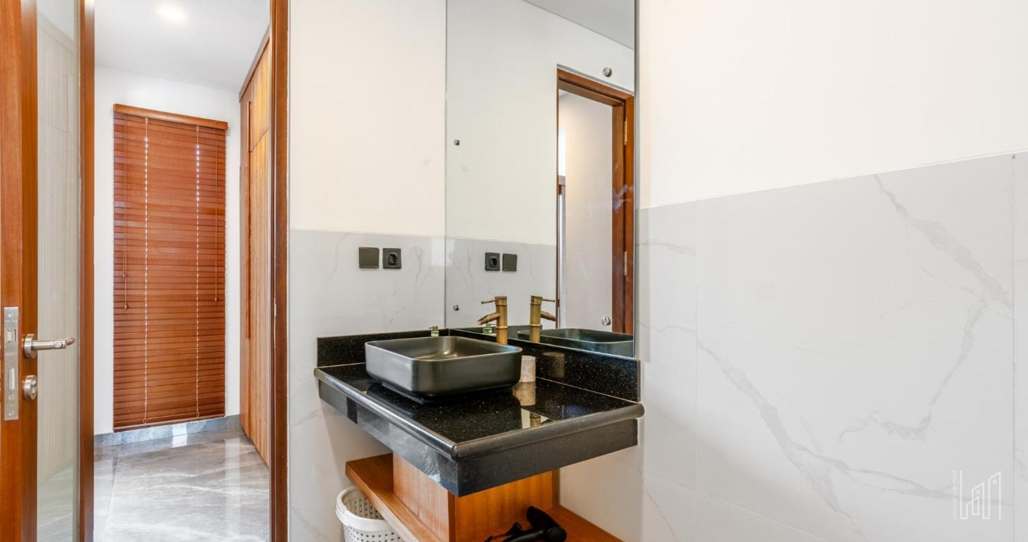 New Luxury 5BR Villa with Glass Infinity Pool in the Heart of Canggu