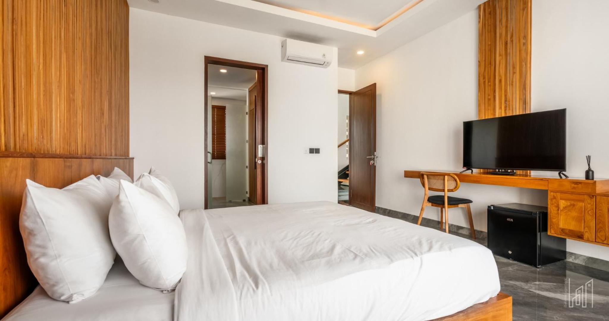 New Luxury 5BR Villa with Glass Infinity Pool in the Heart of Canggu