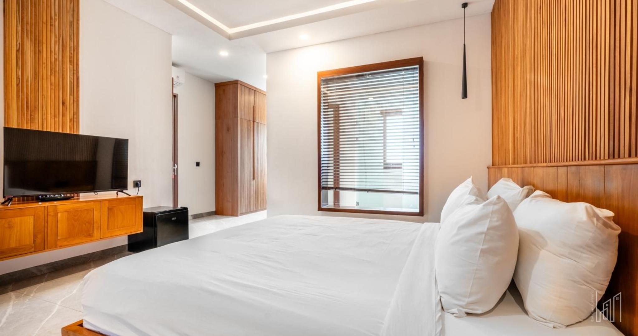 New Luxury 5BR Villa with Glass Infinity Pool in the Heart of Canggu