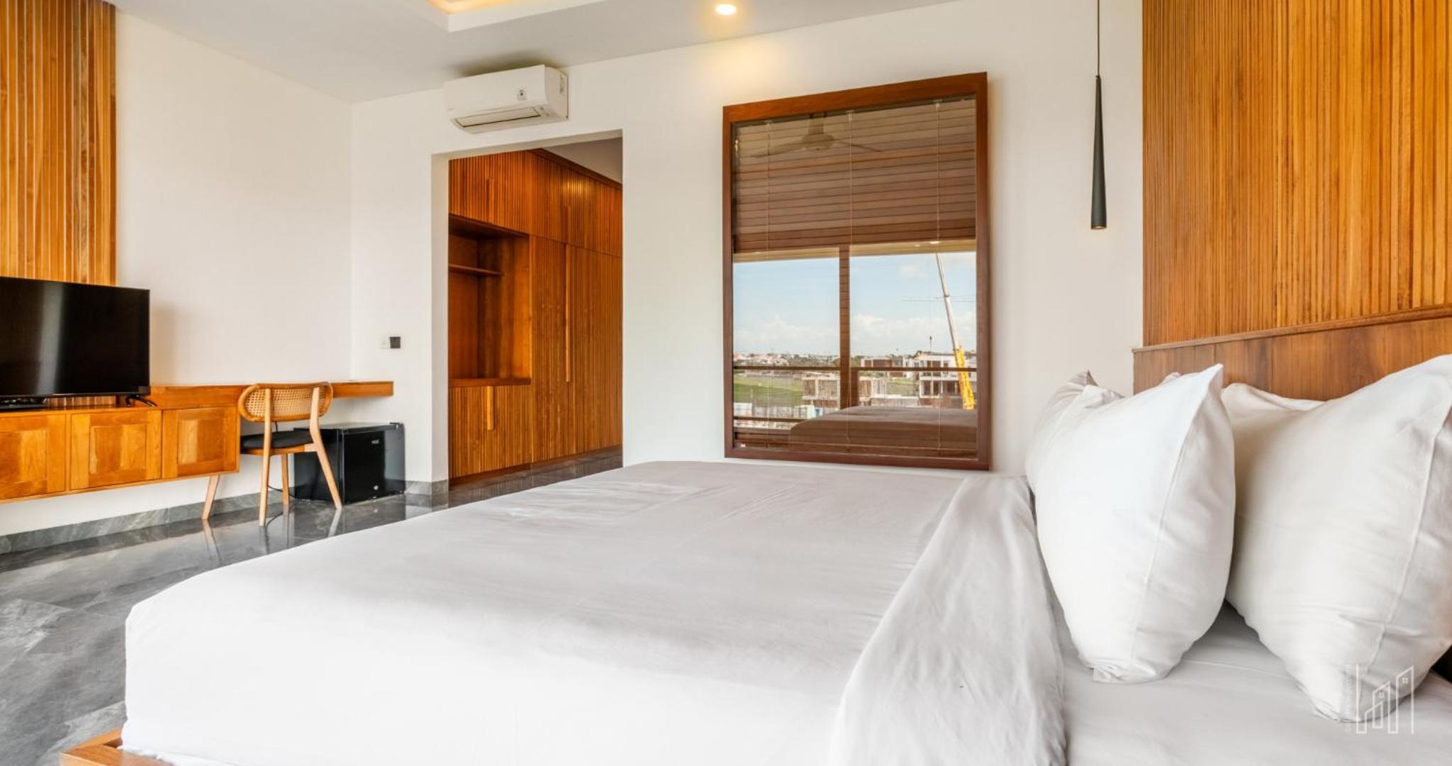 New Luxury 5BR Villa with Glass Infinity Pool in the Heart of Canggu