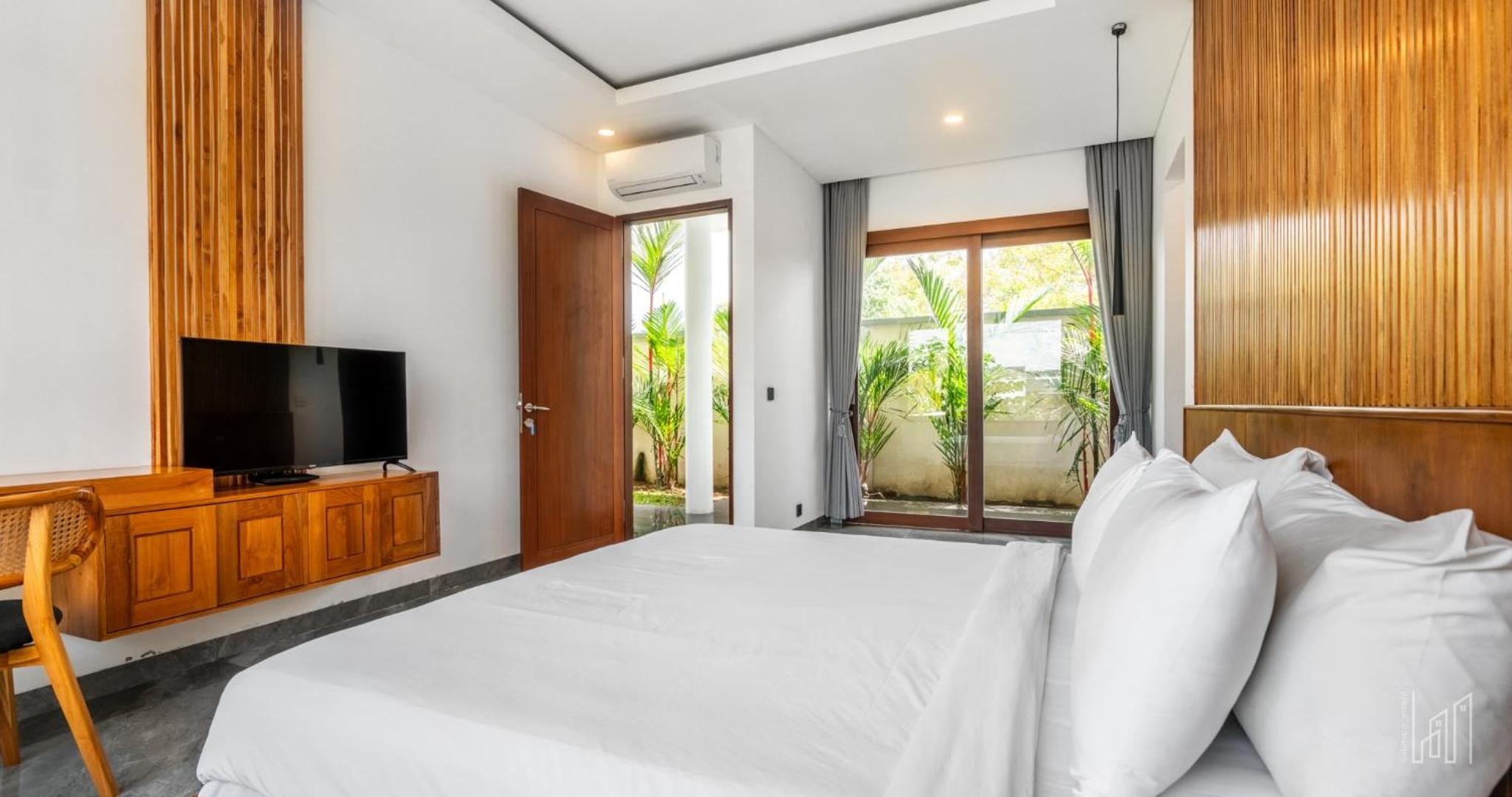 New Luxury 5BR Villa with Glass Infinity Pool in the Heart of Canggu