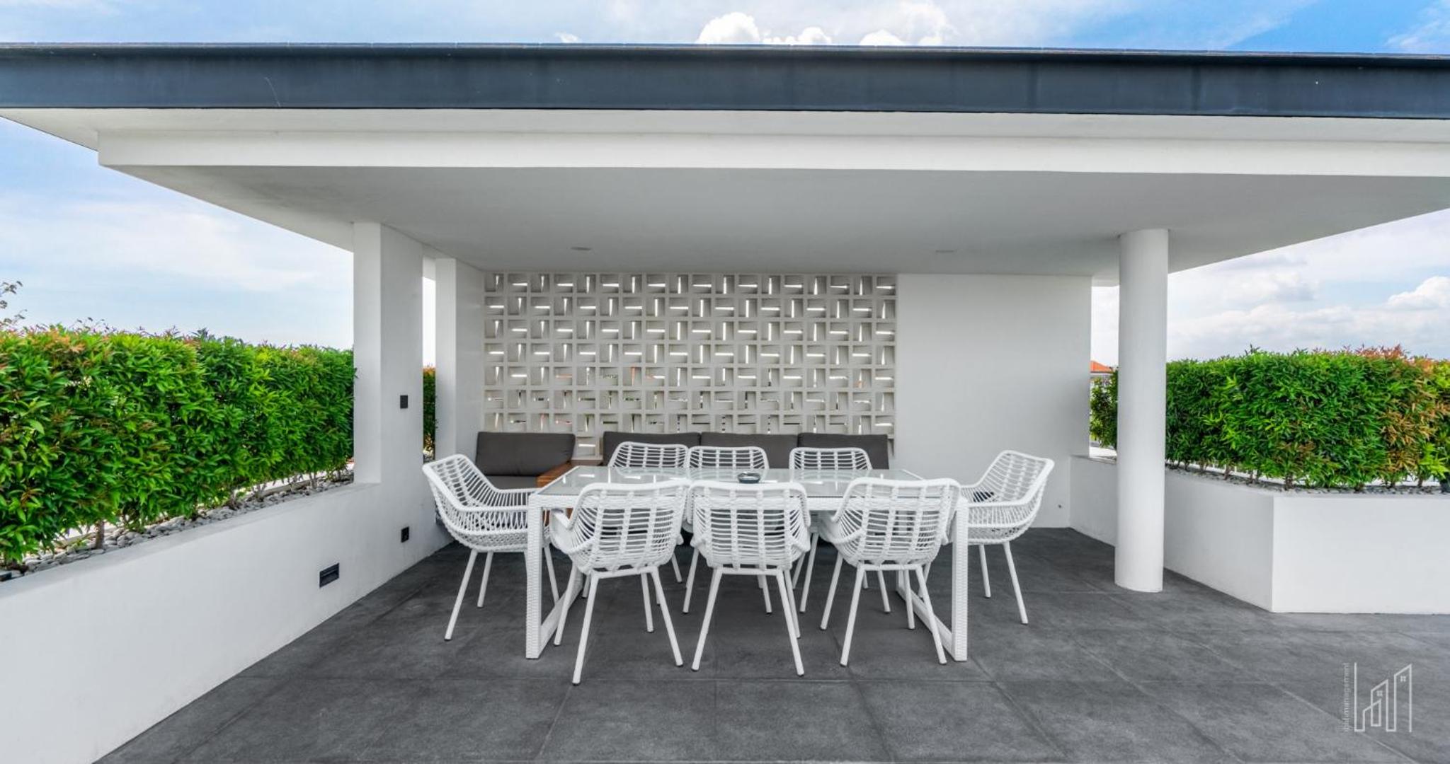 New Luxury 5BR Villa with Glass Infinity Pool in the Heart of Canggu