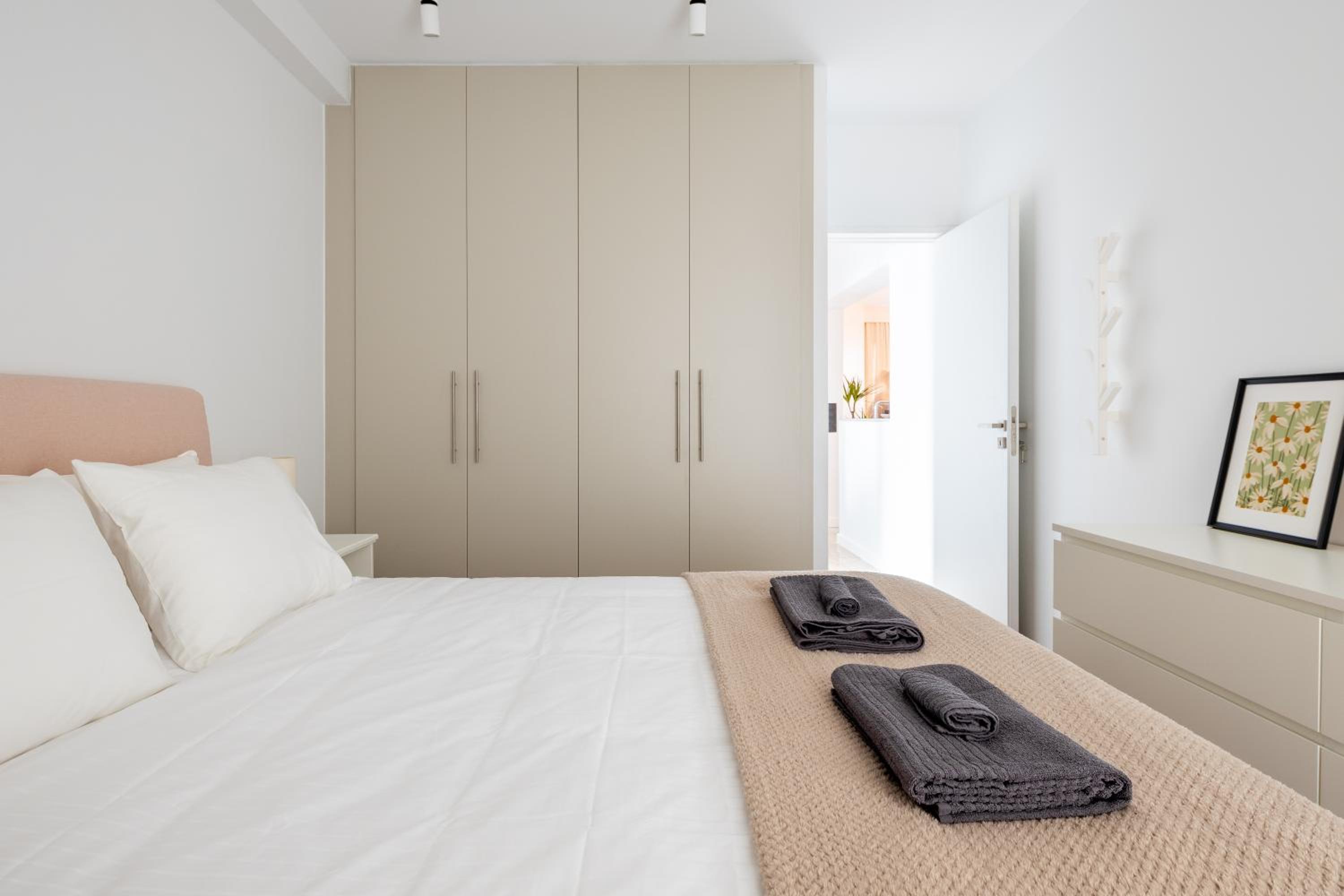 Modern Two-Bedroom Haven near Paleo Faliro Beach
