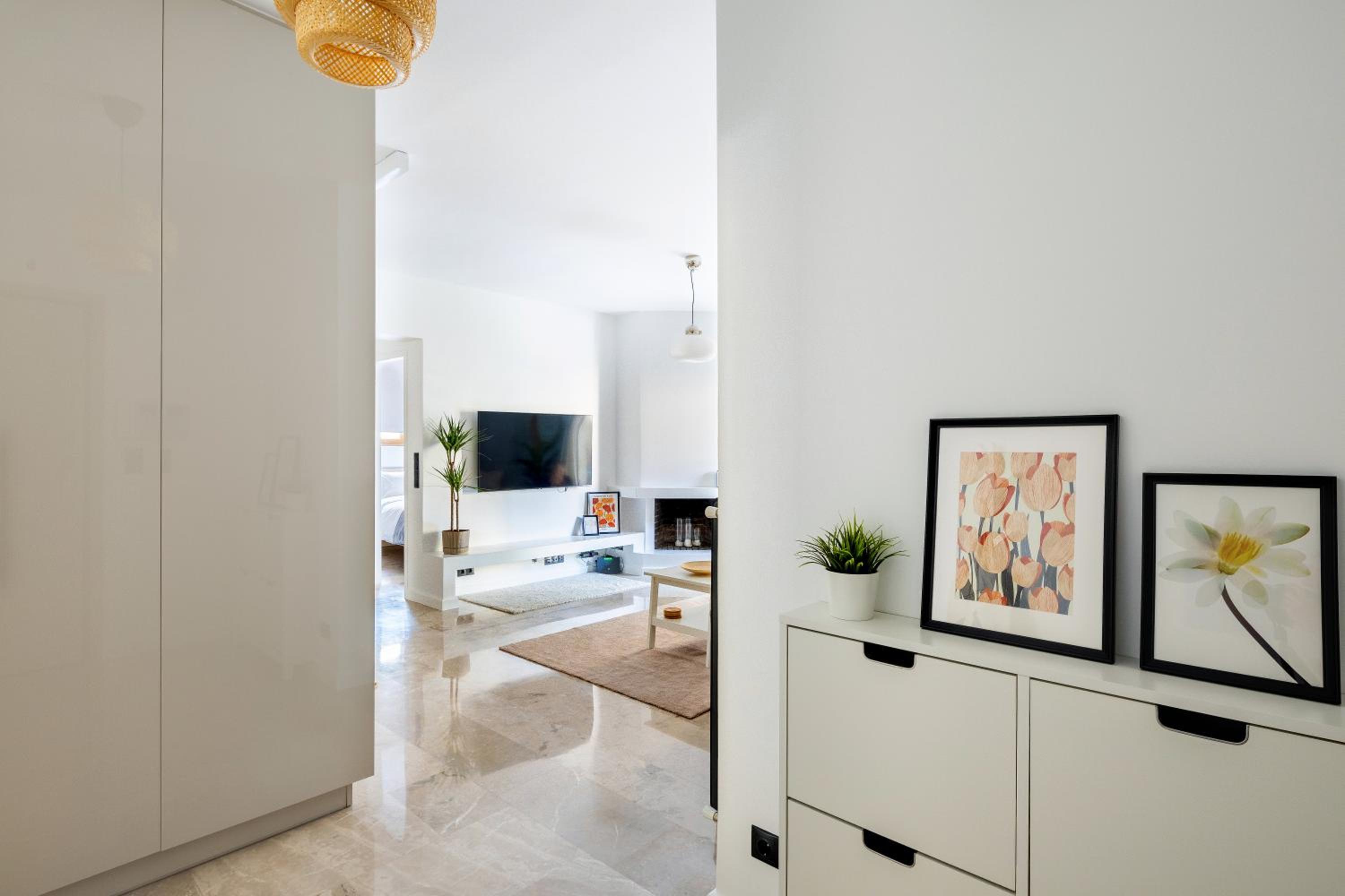 Modern Two-Bedroom Haven near Paleo Faliro Beach