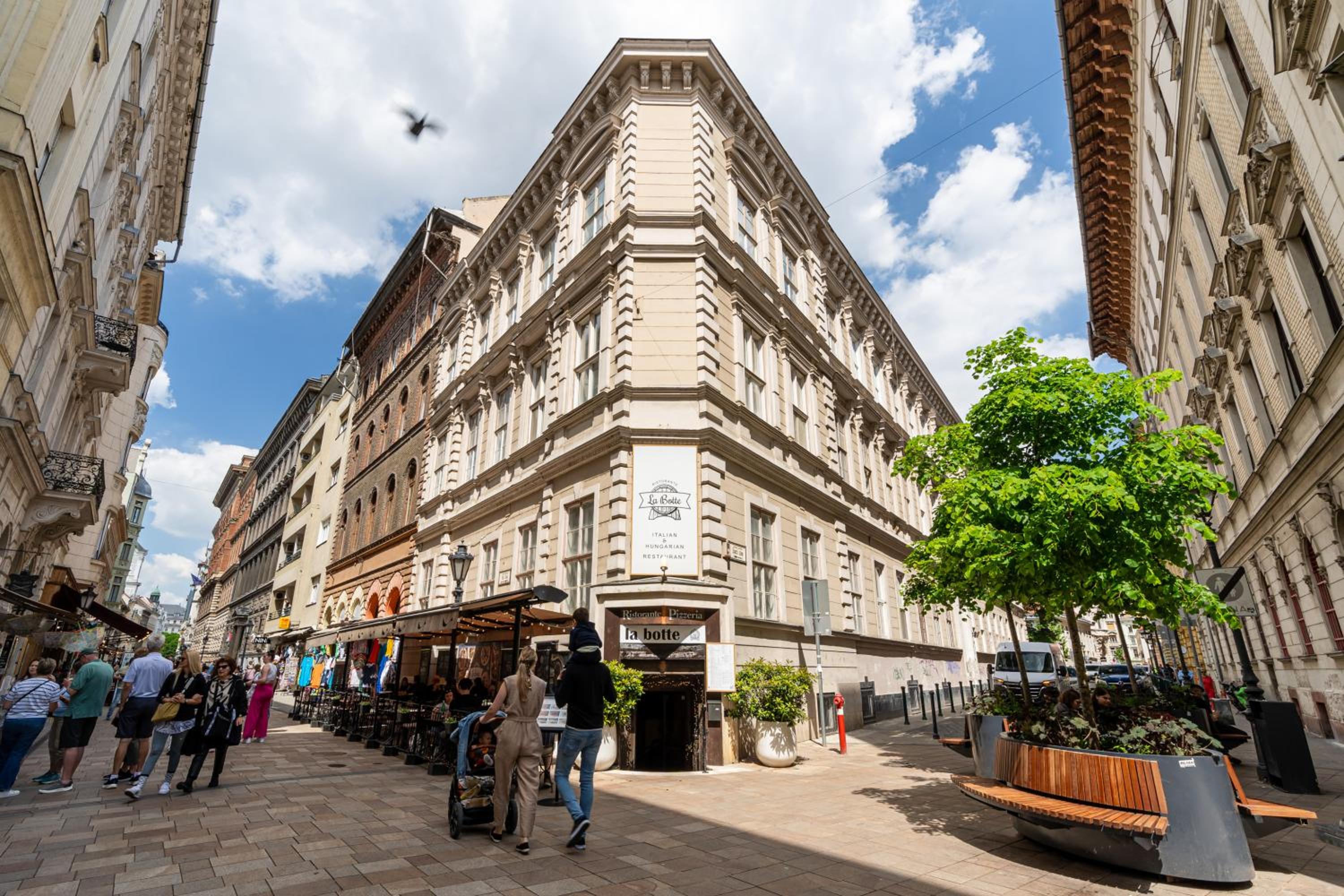 Szerb Boutique Suites, by BQA